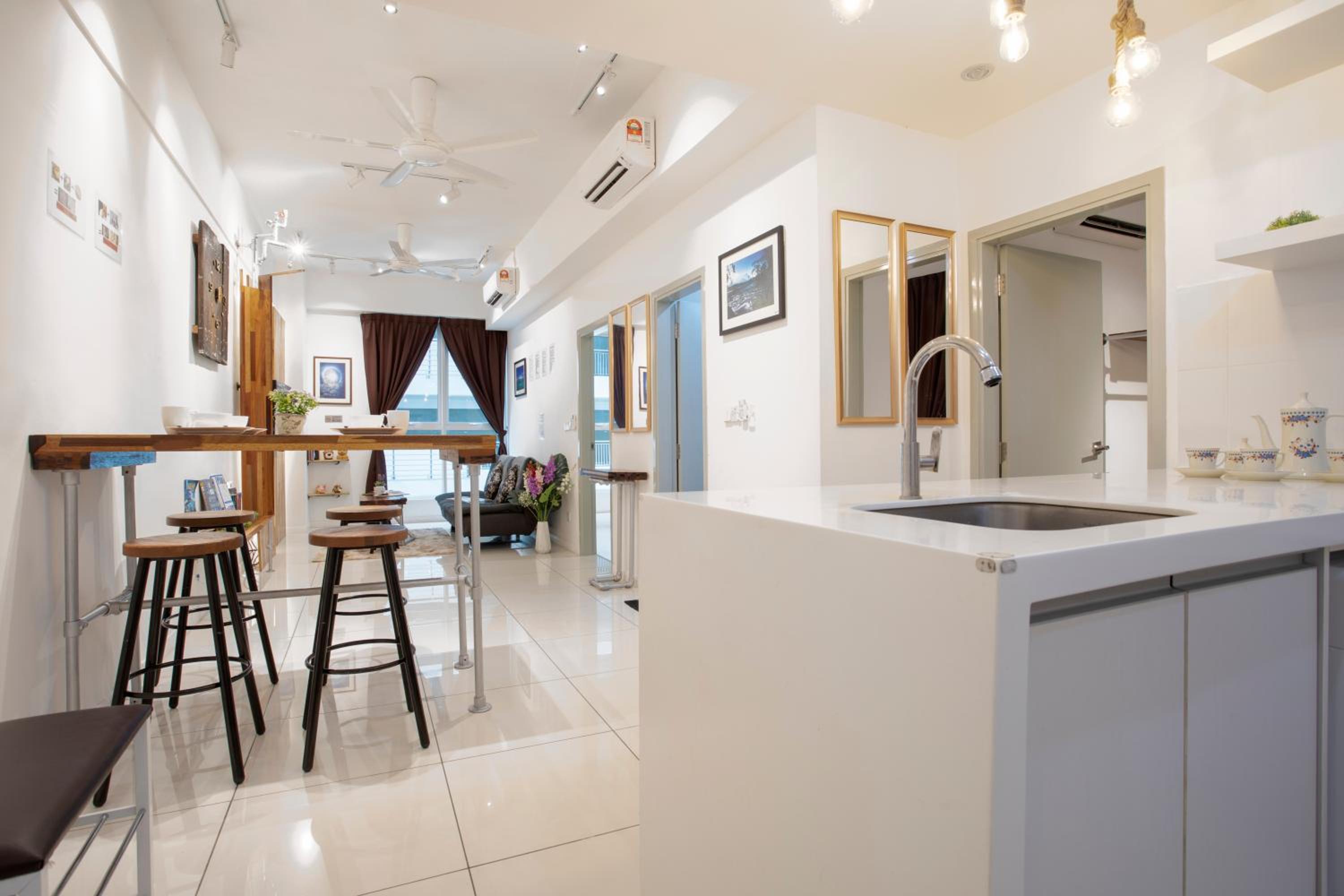 Rustic DIY Sutera Avenue Residence