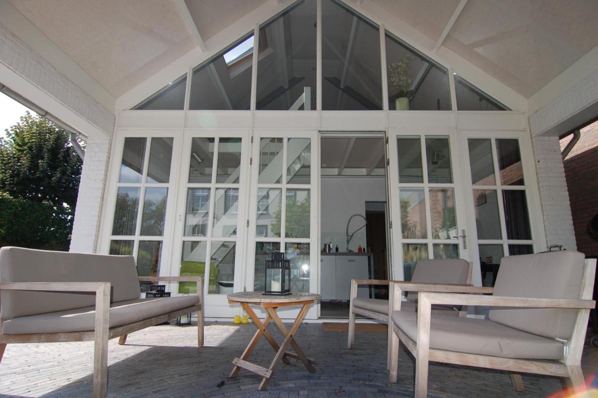 Gardenhouse with private jacuzzi and sauna view 3