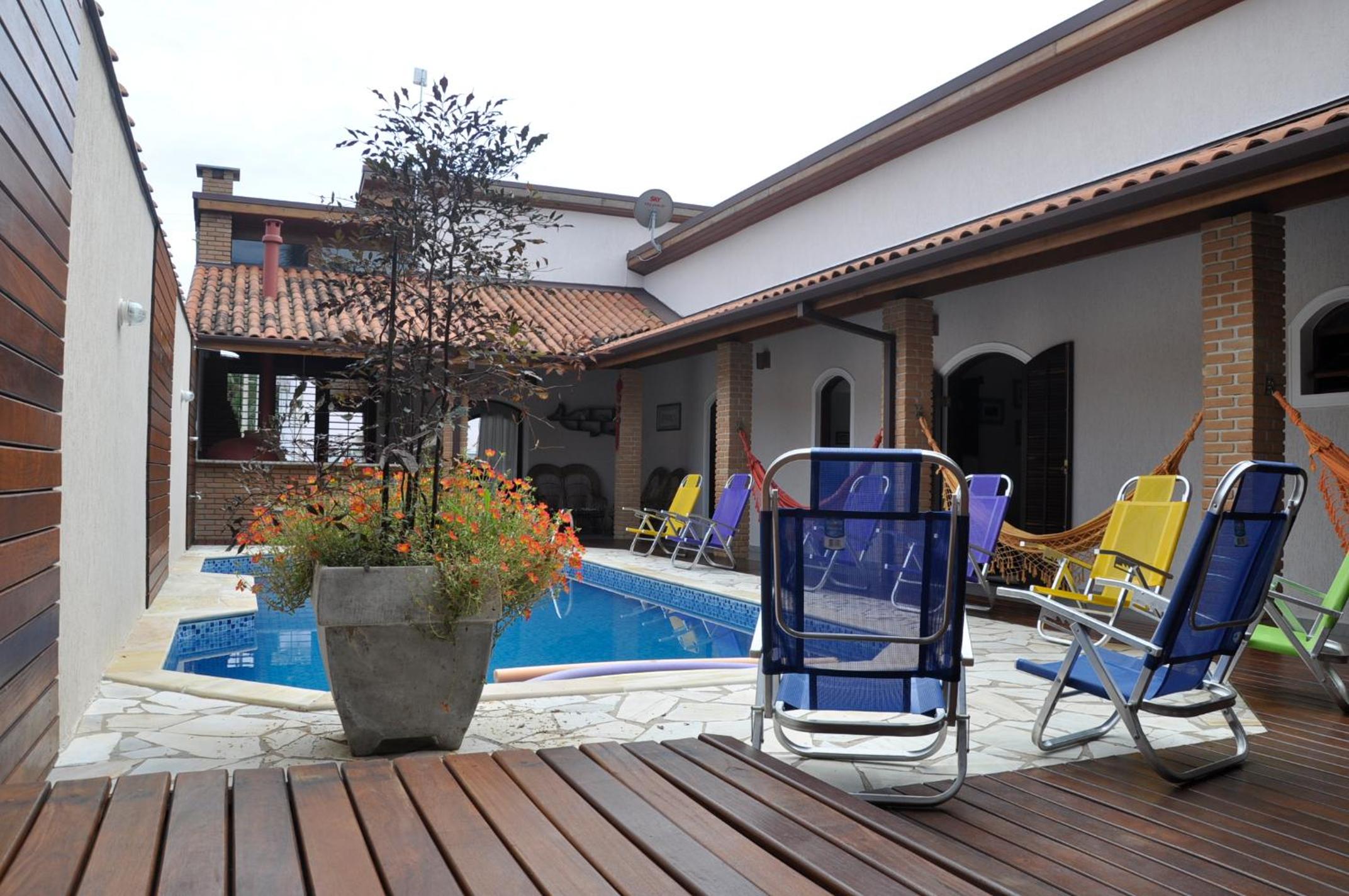 Casa em condômino, com piscina, próxima à serra e ao mar