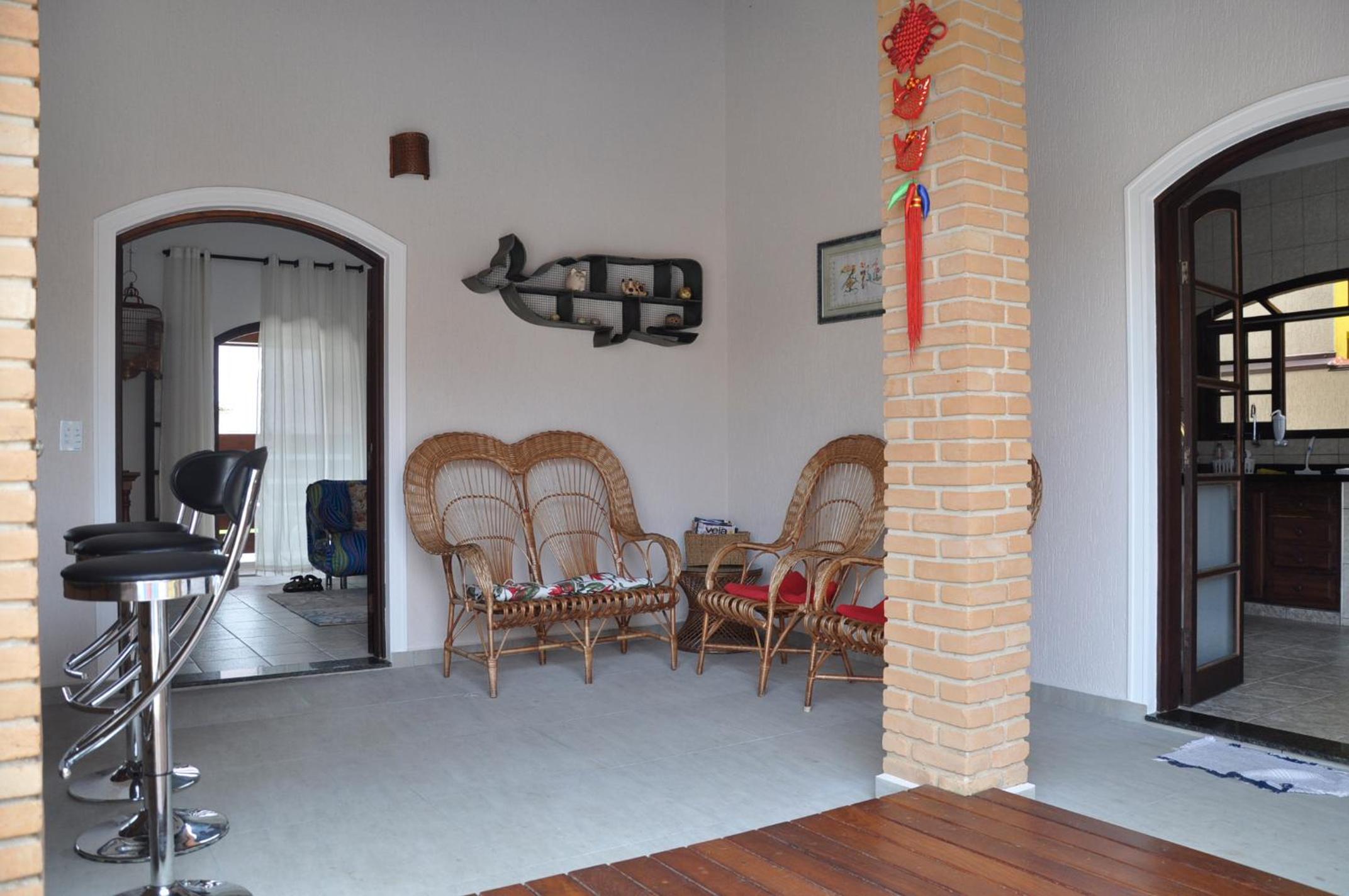 Casa em condômino, com piscina, próxima à serra e ao mar
