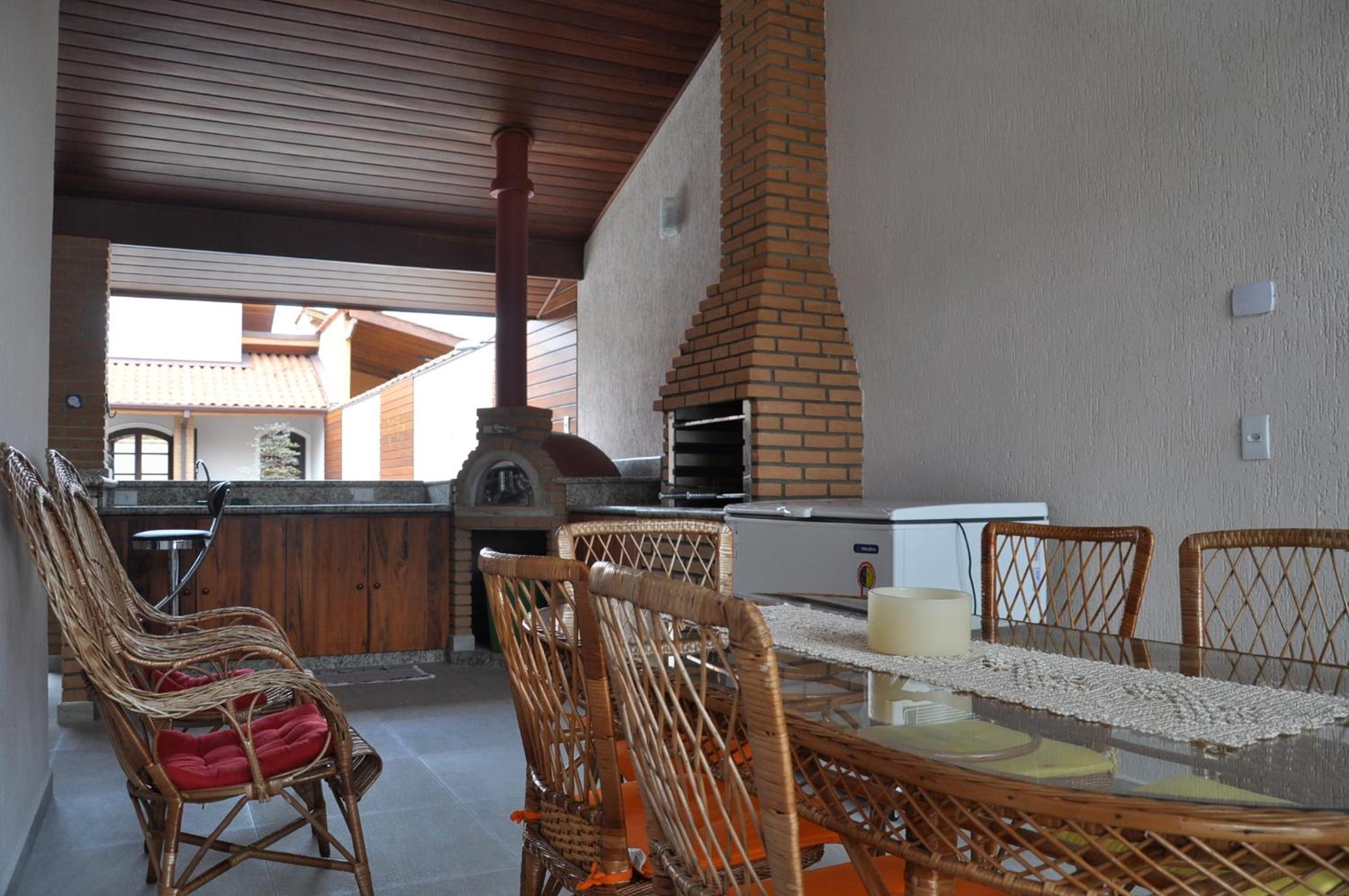 Casa em condômino, com piscina, próxima à serra e ao mar