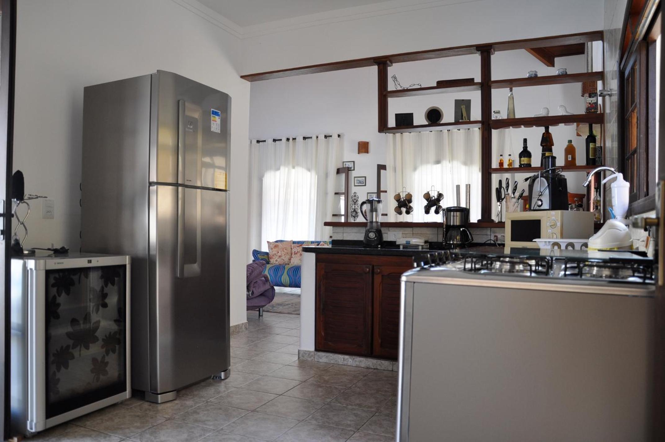 Casa em condômino, com piscina, próxima à serra e ao mar