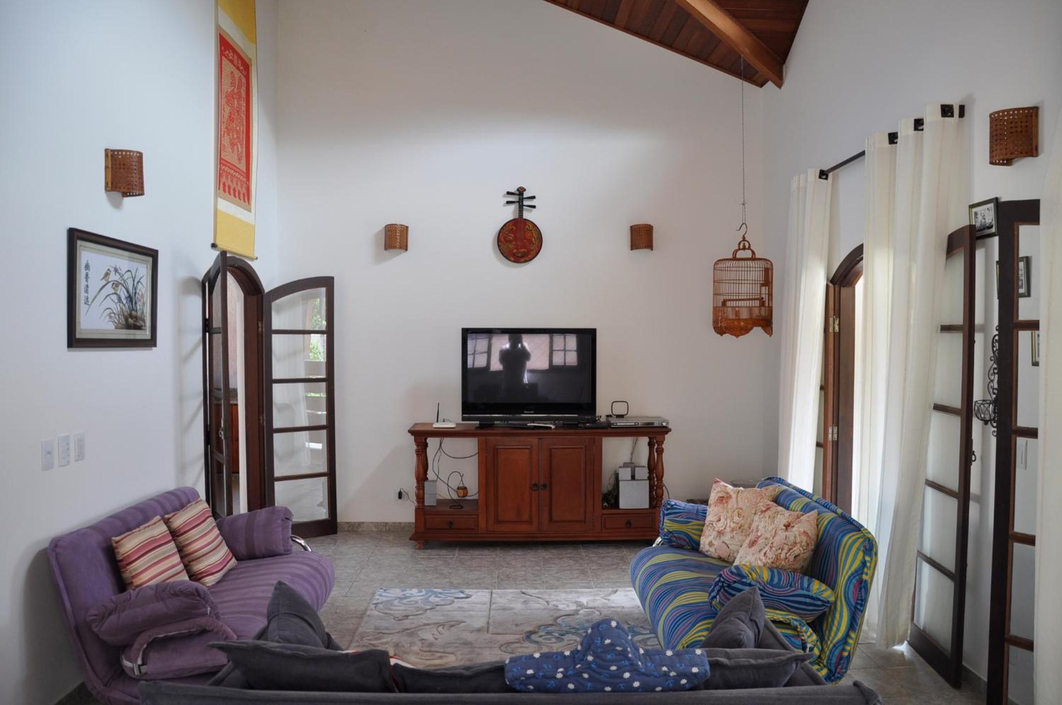 Casa em condômino, com piscina, próxima à serra e ao mar