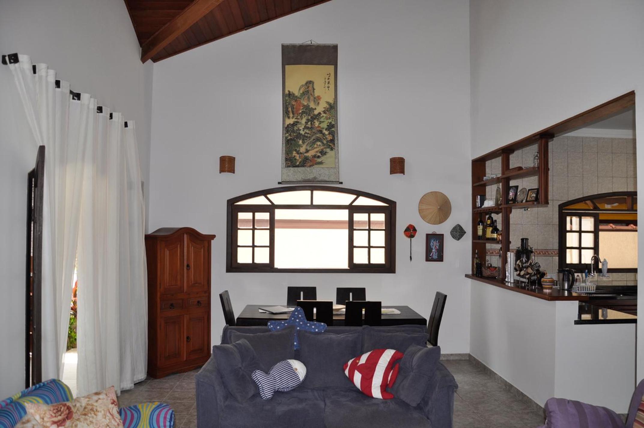 Casa em condômino, com piscina, próxima à serra e ao mar