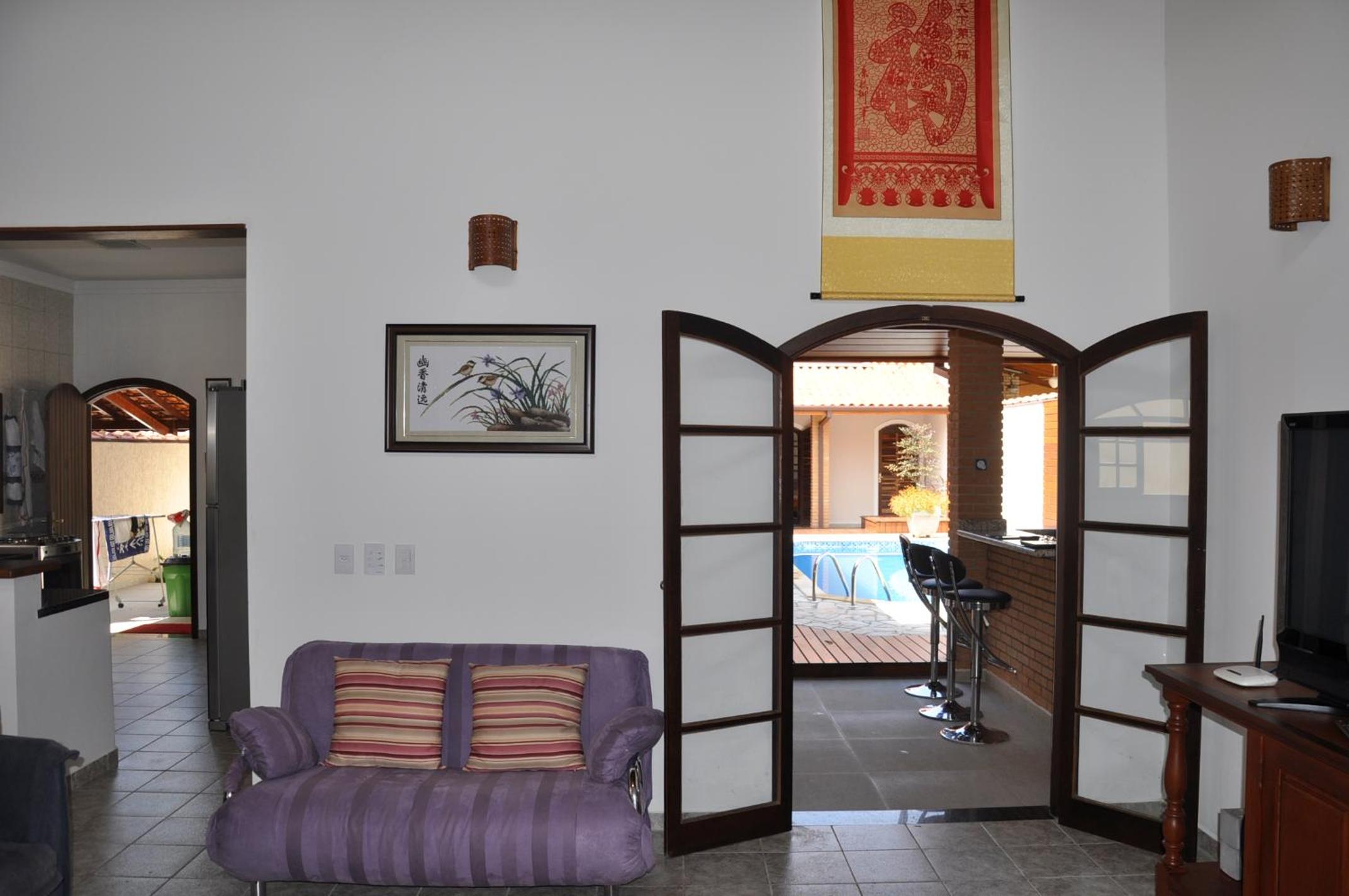 Casa em condômino, com piscina, próxima à serra e ao mar