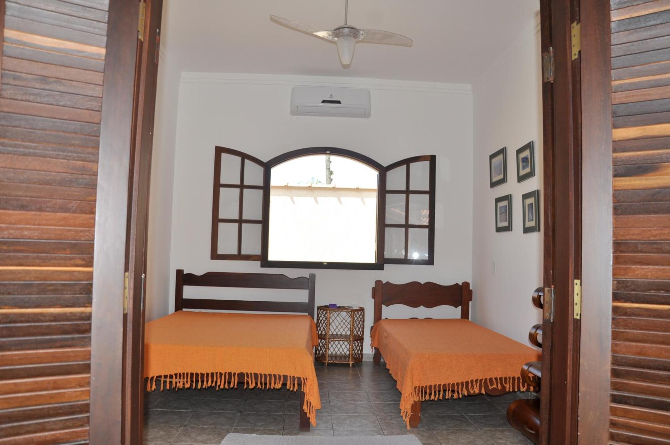 Casa em condômino, com piscina, próxima à serra e ao mar