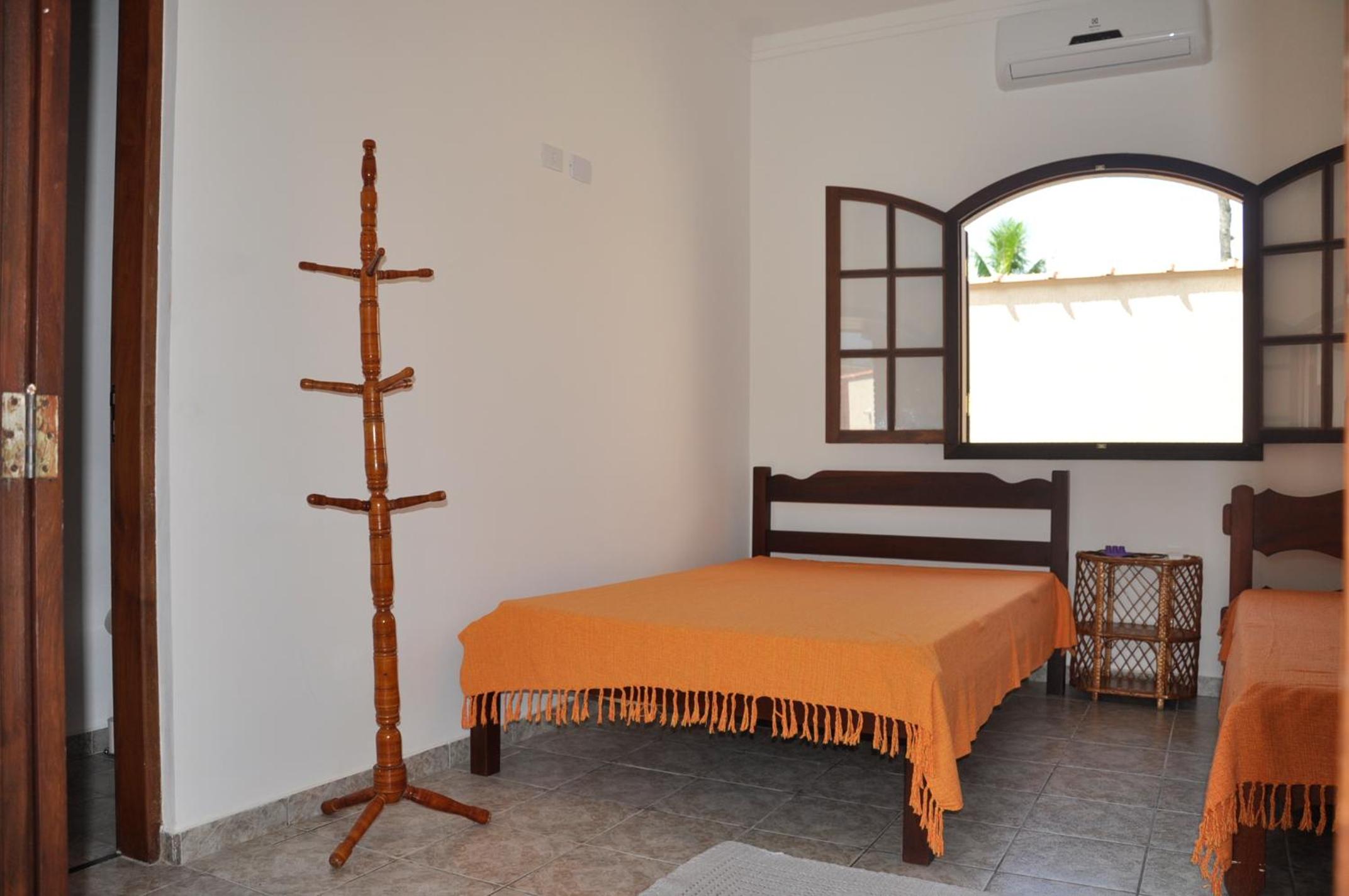 Casa em condômino, com piscina, próxima à serra e ao mar