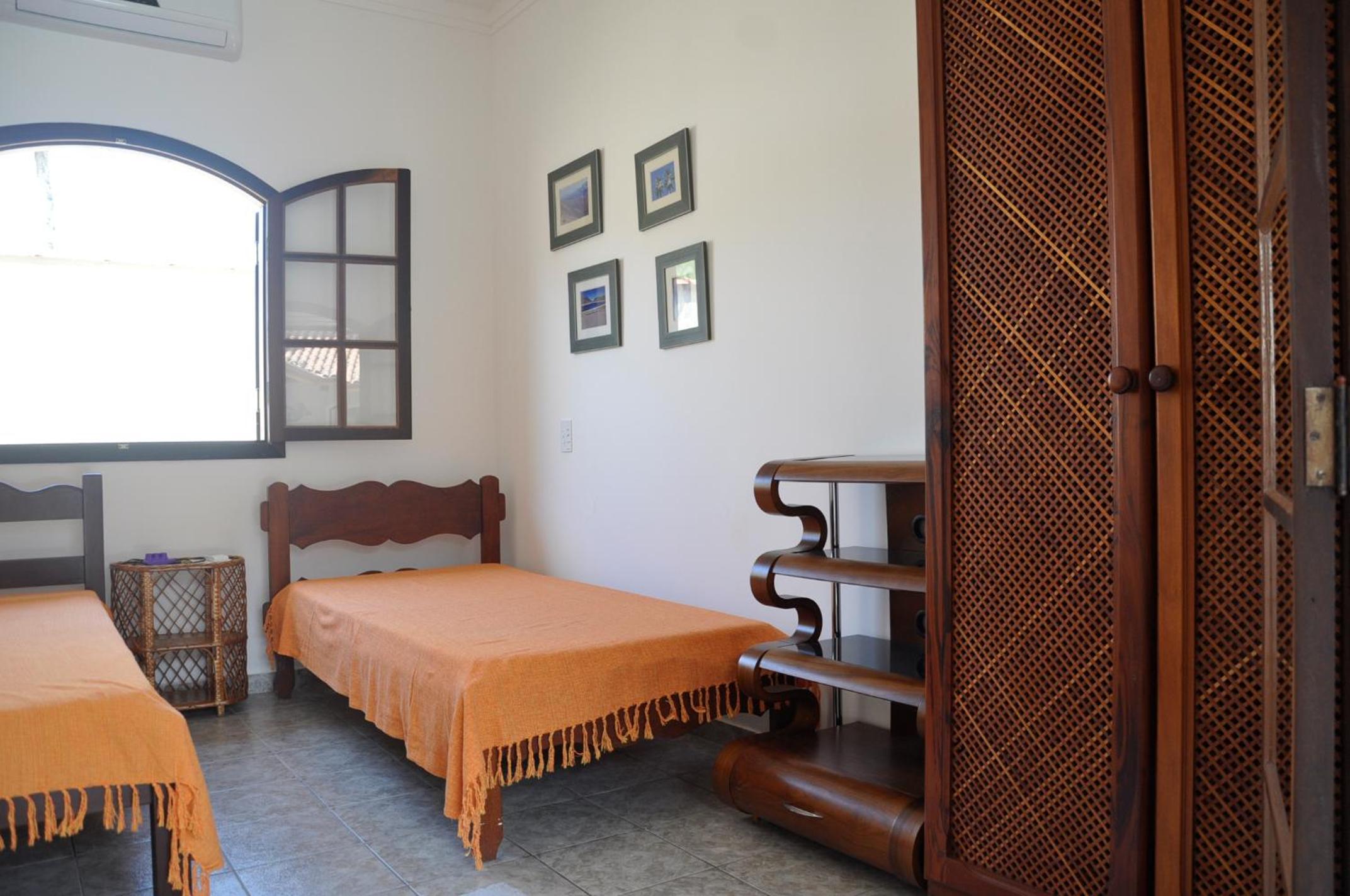 Casa em condômino, com piscina, próxima à serra e ao mar