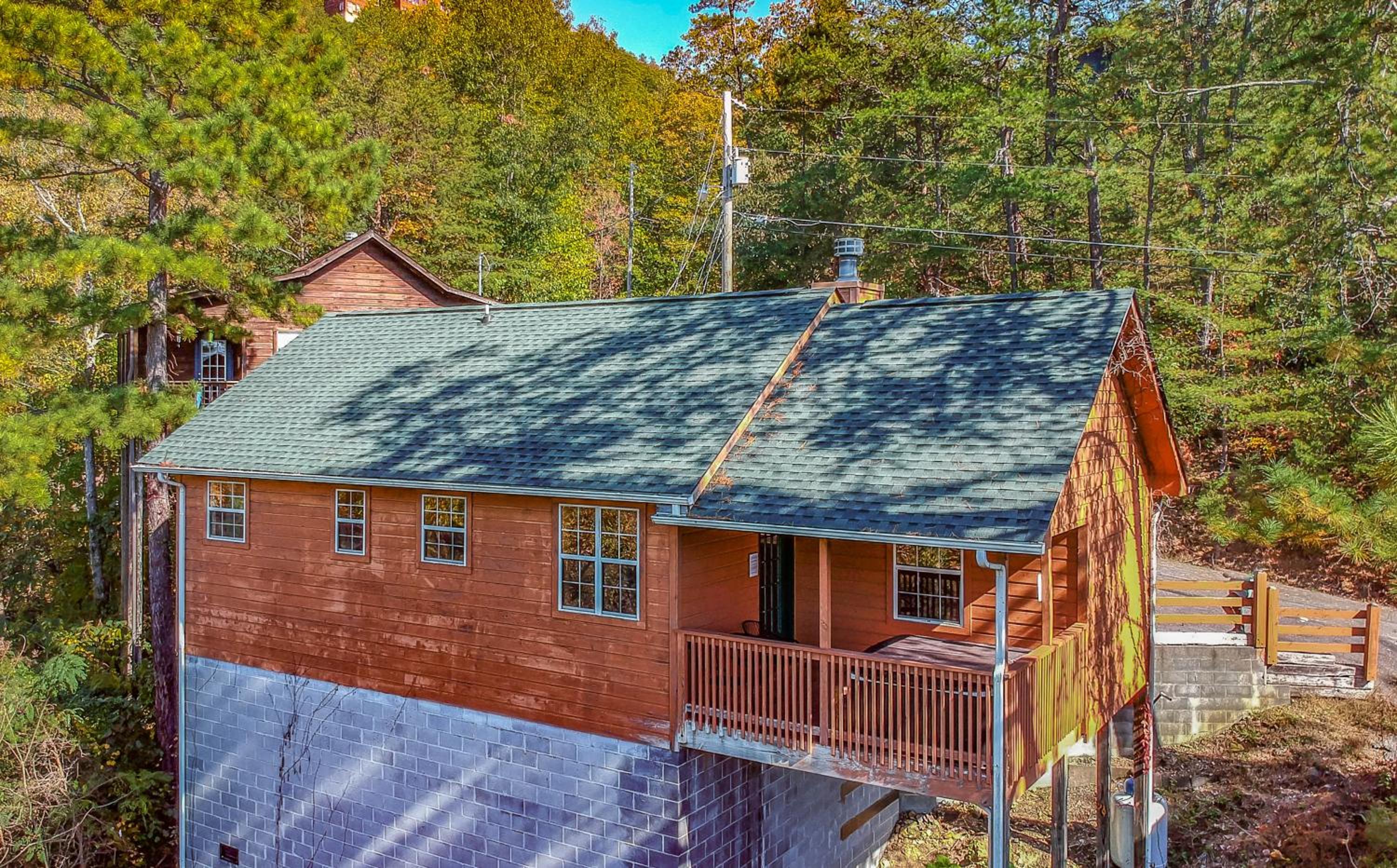 Ladybug Resort Romantic Cabin With Mountain Views, Game Room, Close to Dollywood view 4
