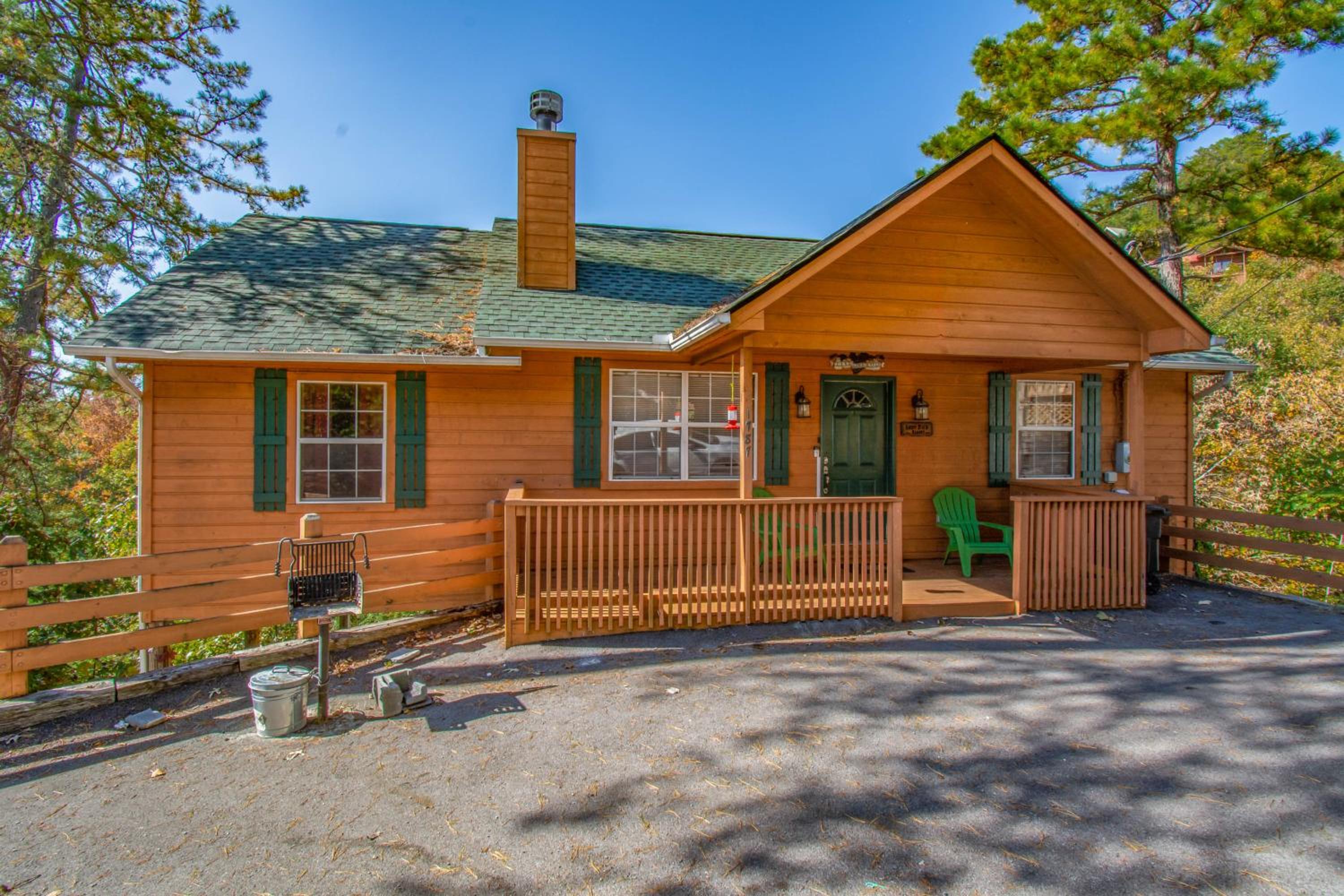 Ladybug Resort Romantic Cabin With Mountain Views, Game Room, Close to Dollywood view 3