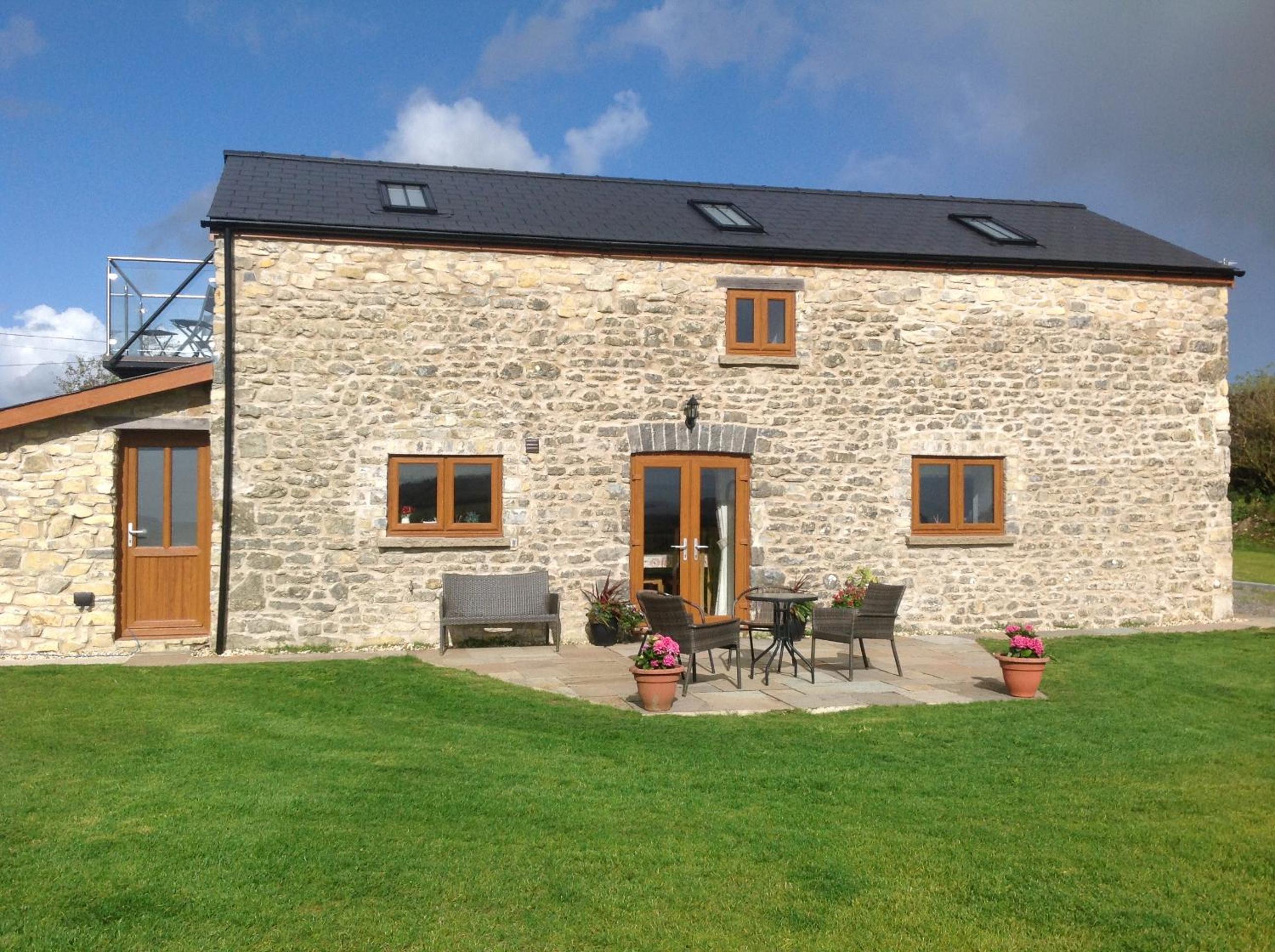 Beautiful Countryside Cottage Large Garden Dog Friendly Sleeps 7 Near Cardiff Cowbridge view 4