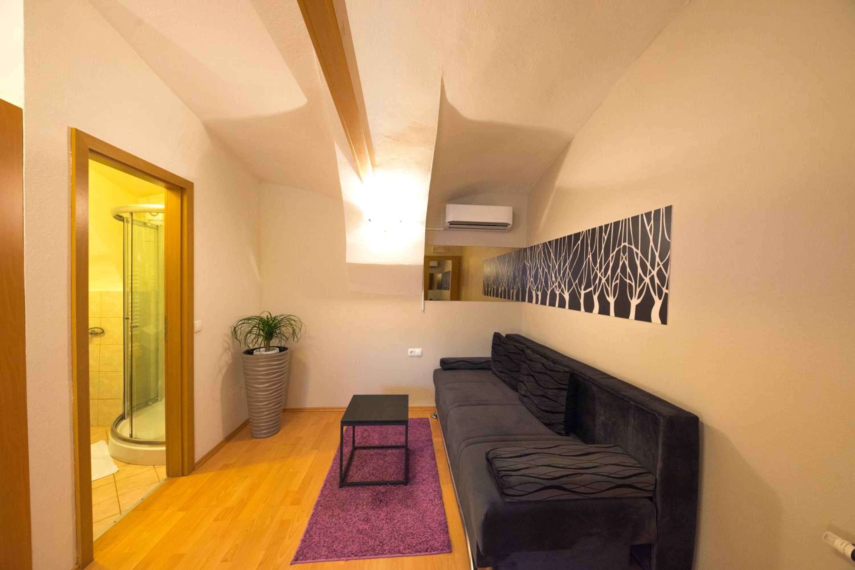 Rooms & Apartments Kepic, AIRPORT accomodation