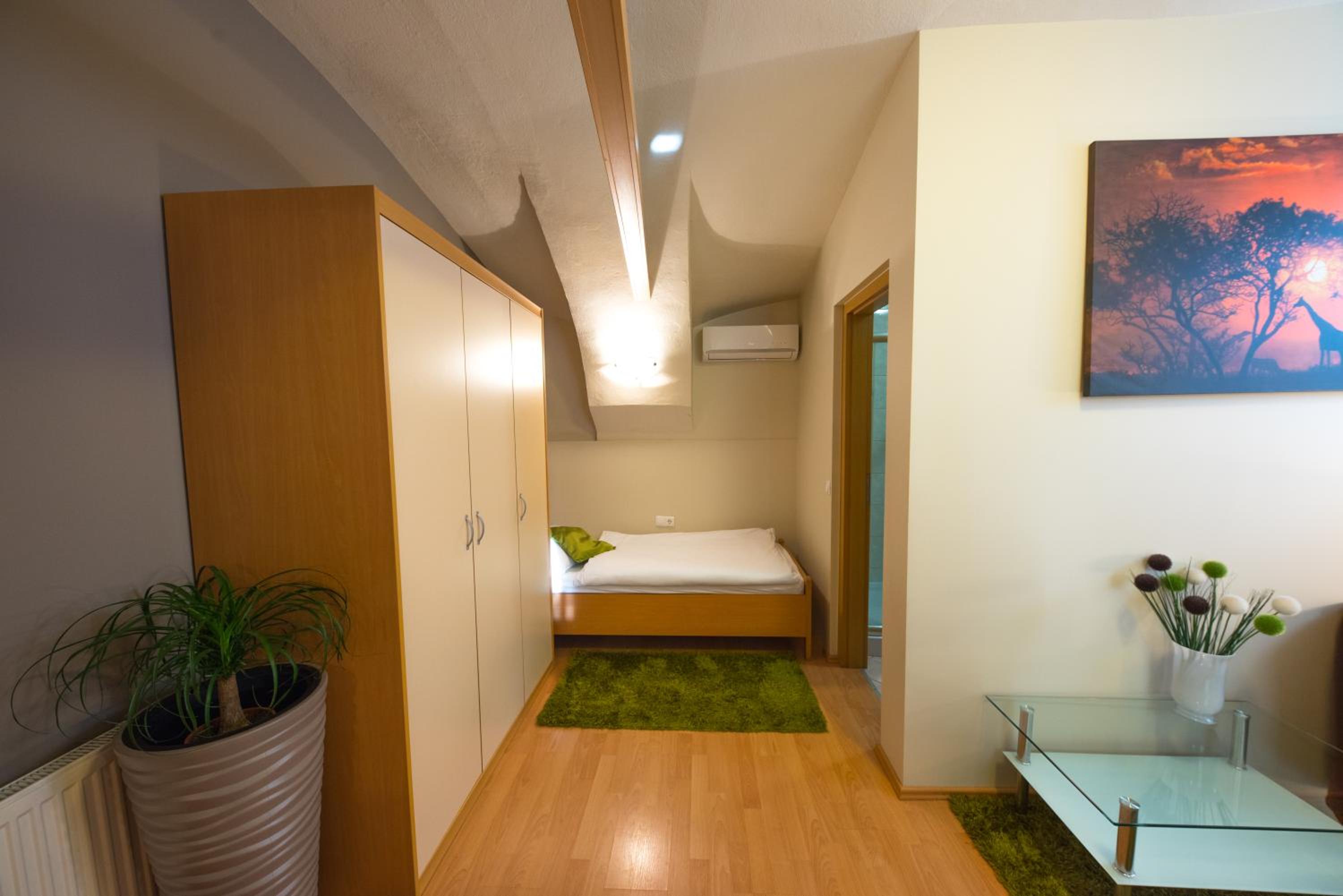 Rooms & Apartments Kepic, AIRPORT accomodation
