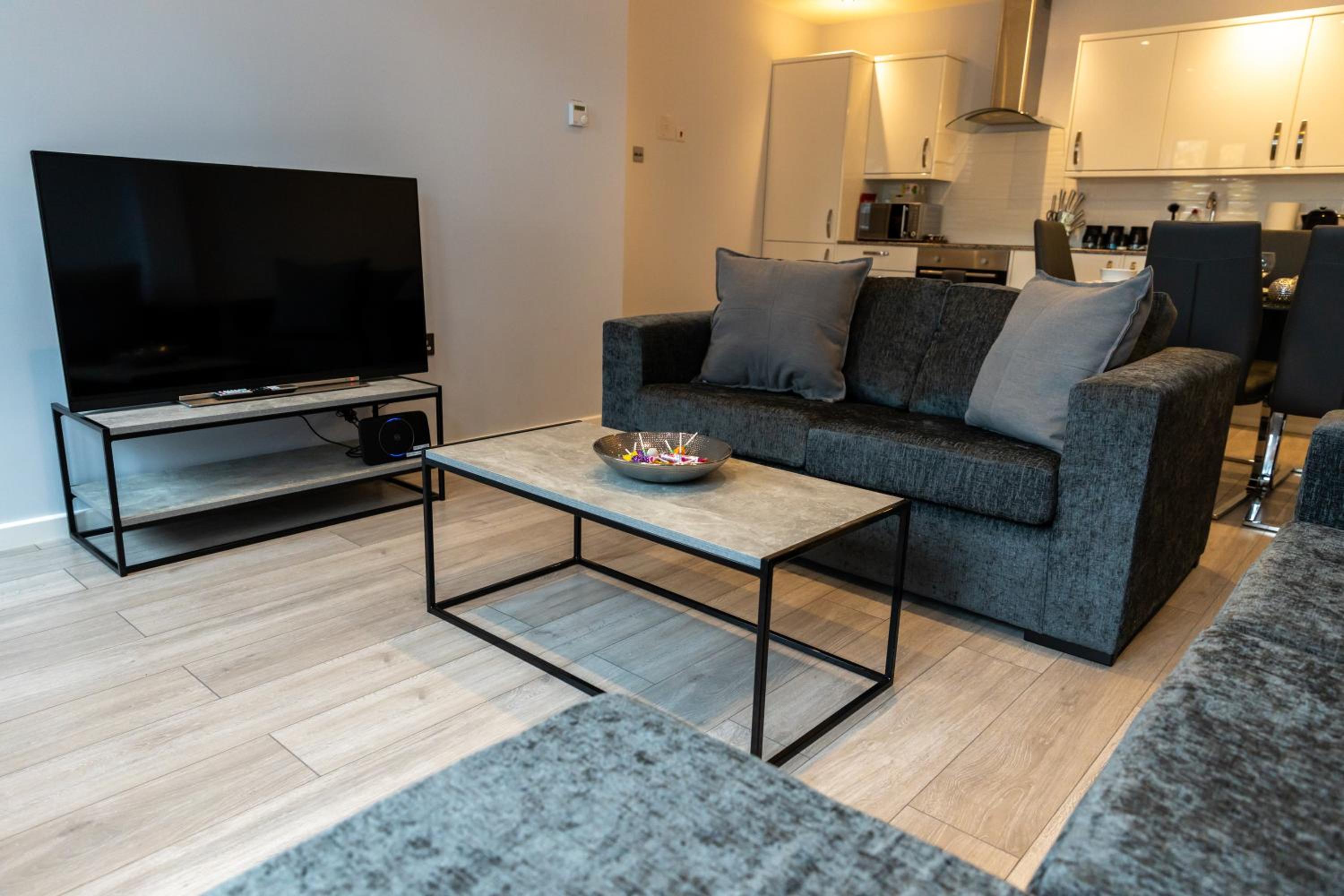 Cosy flats near Heathrow, group bookings available with parking space view 3