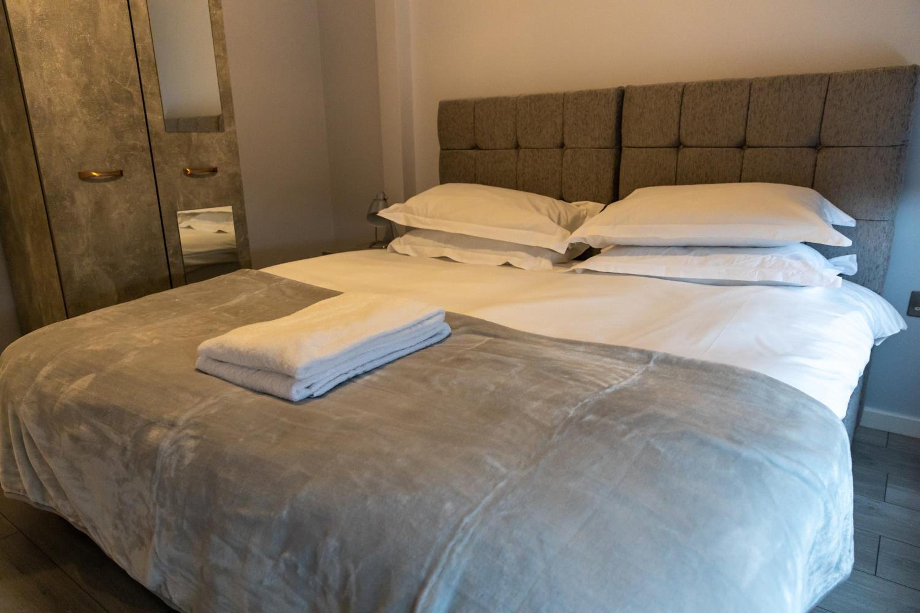 Cosy flats near Heathrow, group bookings available with parking space view 4