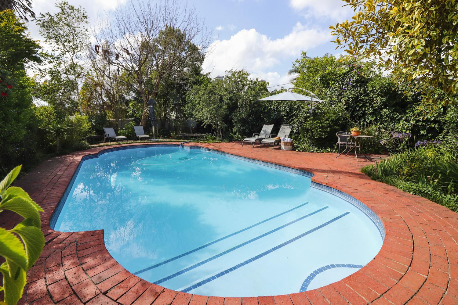 Whispering Oaks Guest House