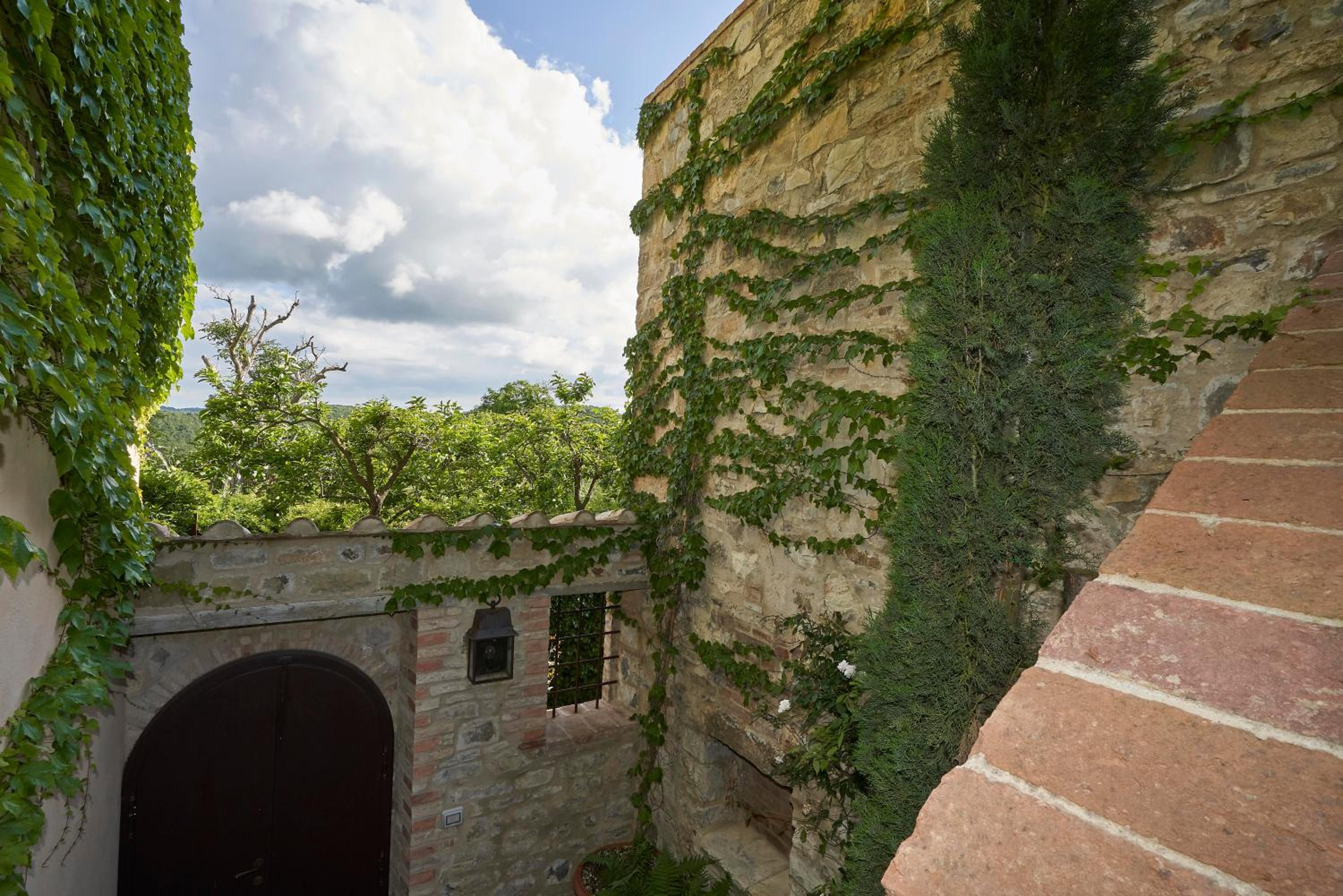 Castello di Fighine view 3