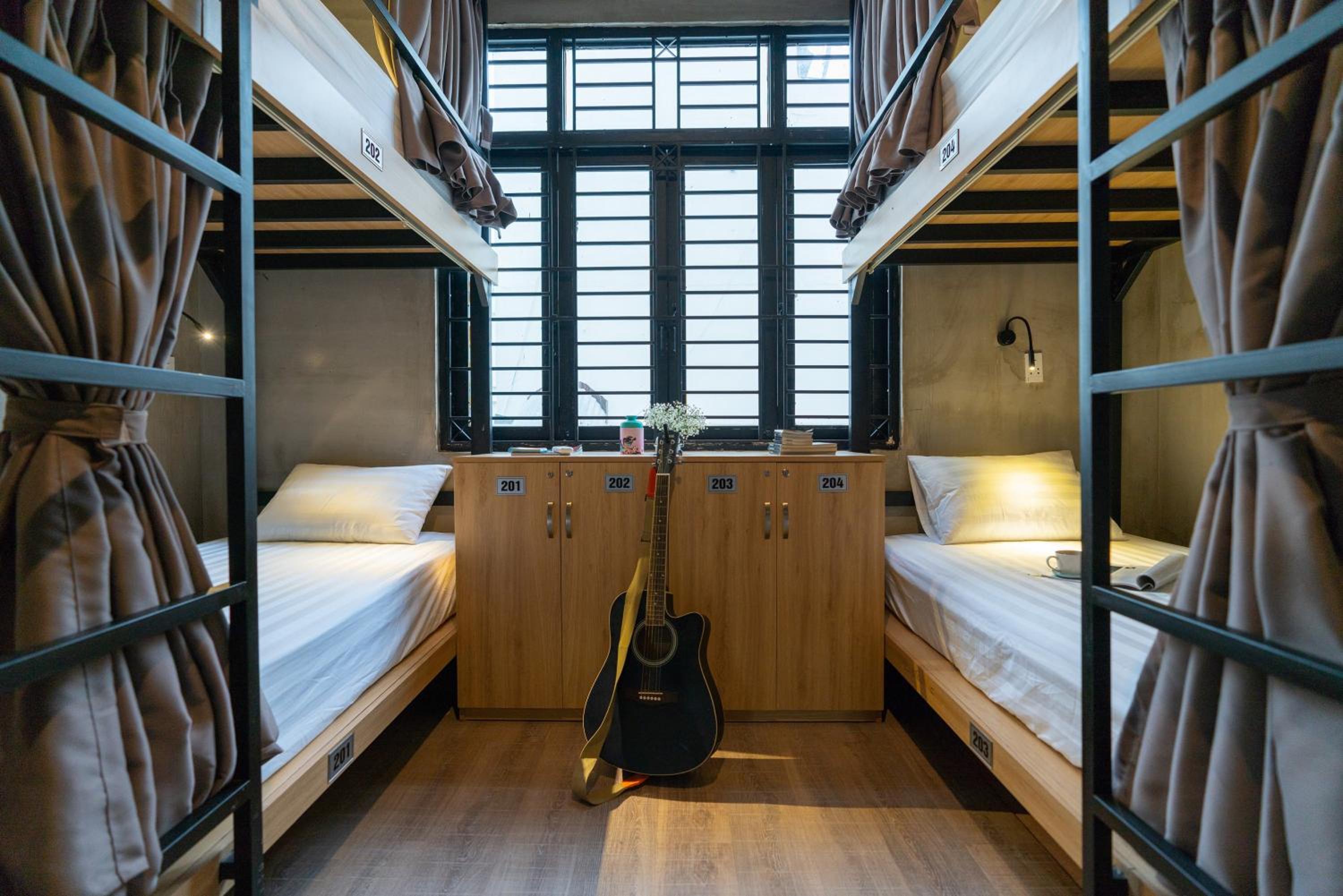 9 Hostel and Bar