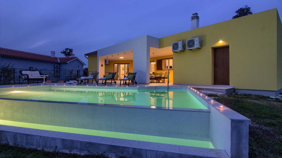 Cozy villa Limone with private pool and jacuzzi near Pula view 4