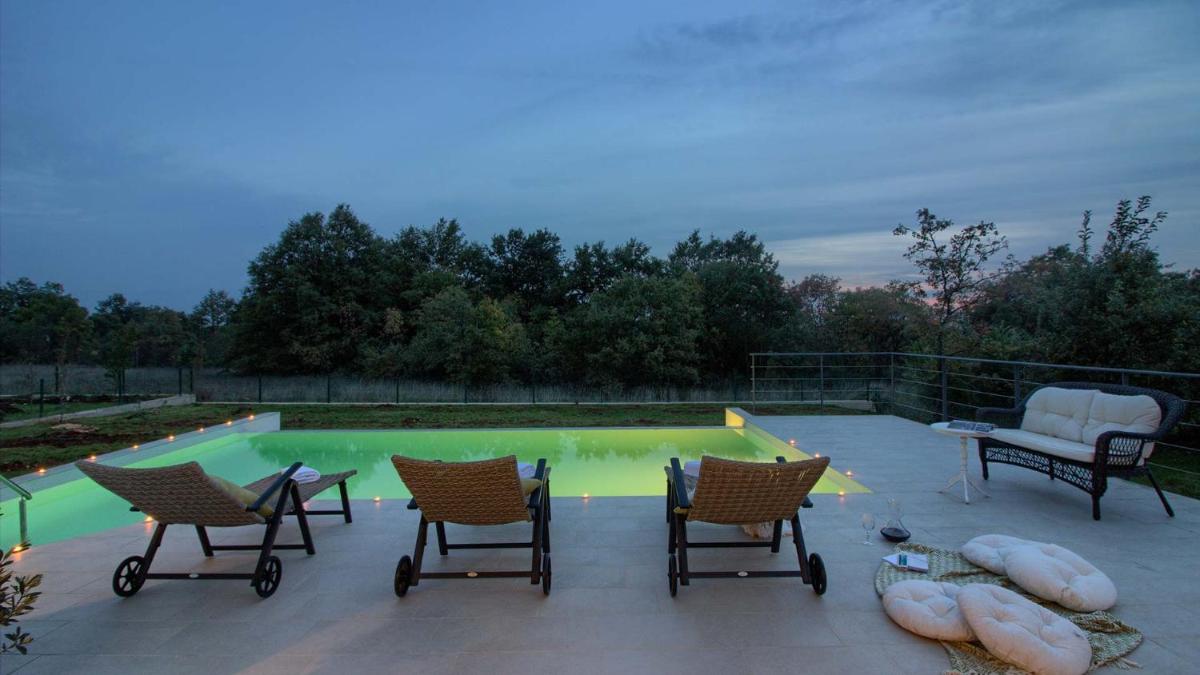 Cozy villa Limone with private pool and jacuzzi near Pula view 5