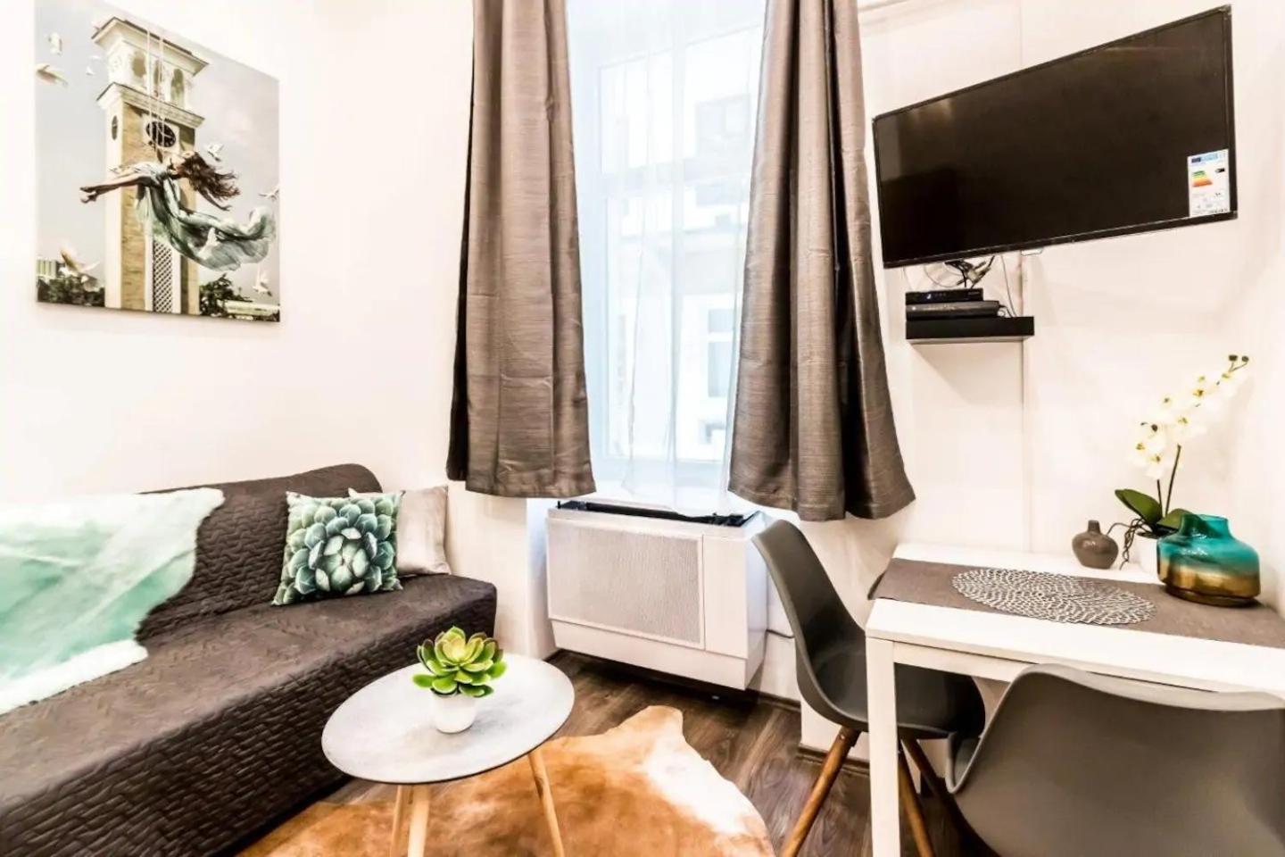 Amazon Apartment near the famous party Boulevard view 3