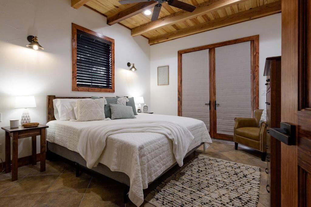 Little Dutch Cabin #2 -12 Min to Magnolia-Baylor view 4