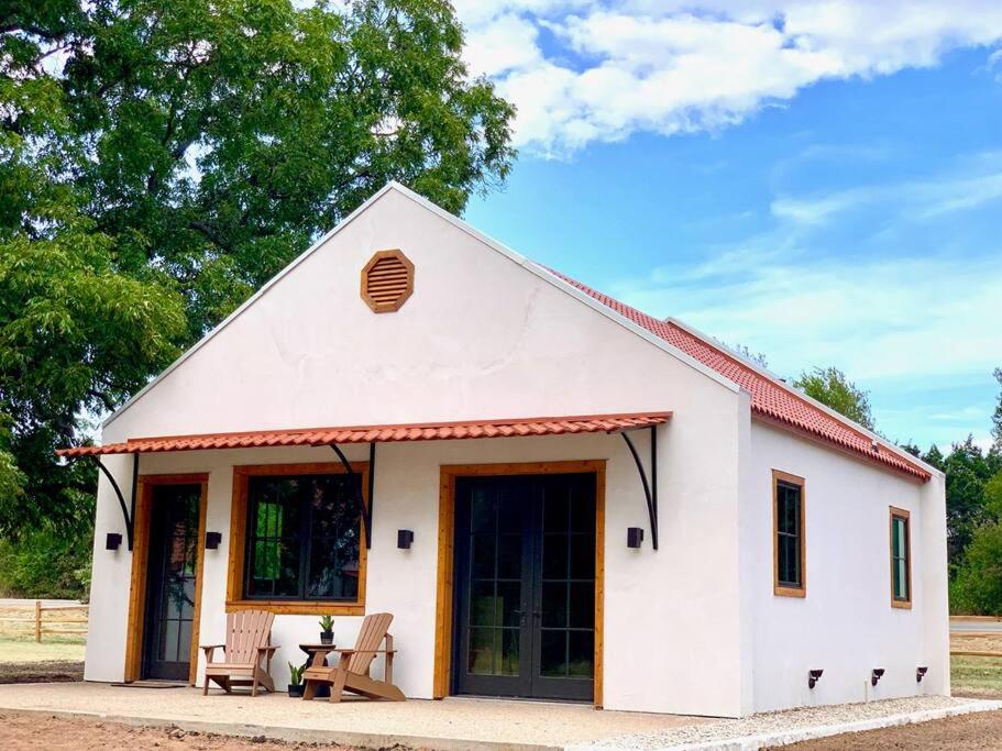 Hotel Little Dutch Cabin #2 -12 Min to Magnolia-Baylor - Image 1