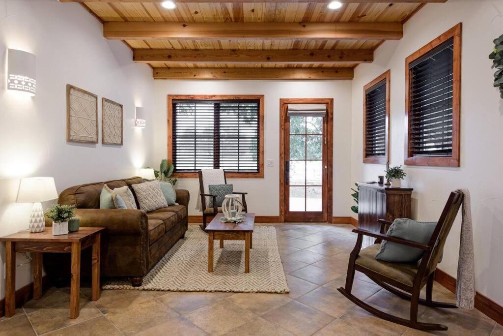 Little Dutch Cabin #2 -12 Min to Magnolia-Baylor view 2