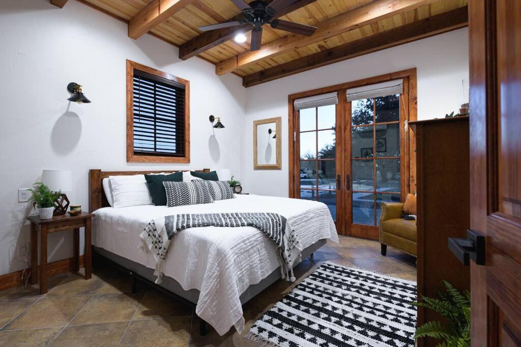 Little Dutch Cabin #3 - 12 min to Magnolia-Baylor view 3