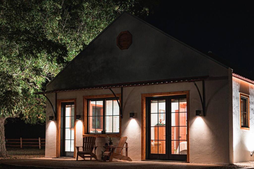 Hotel Little Dutch Cabin #3 - 12 min to Magnolia-Baylor - Image 1