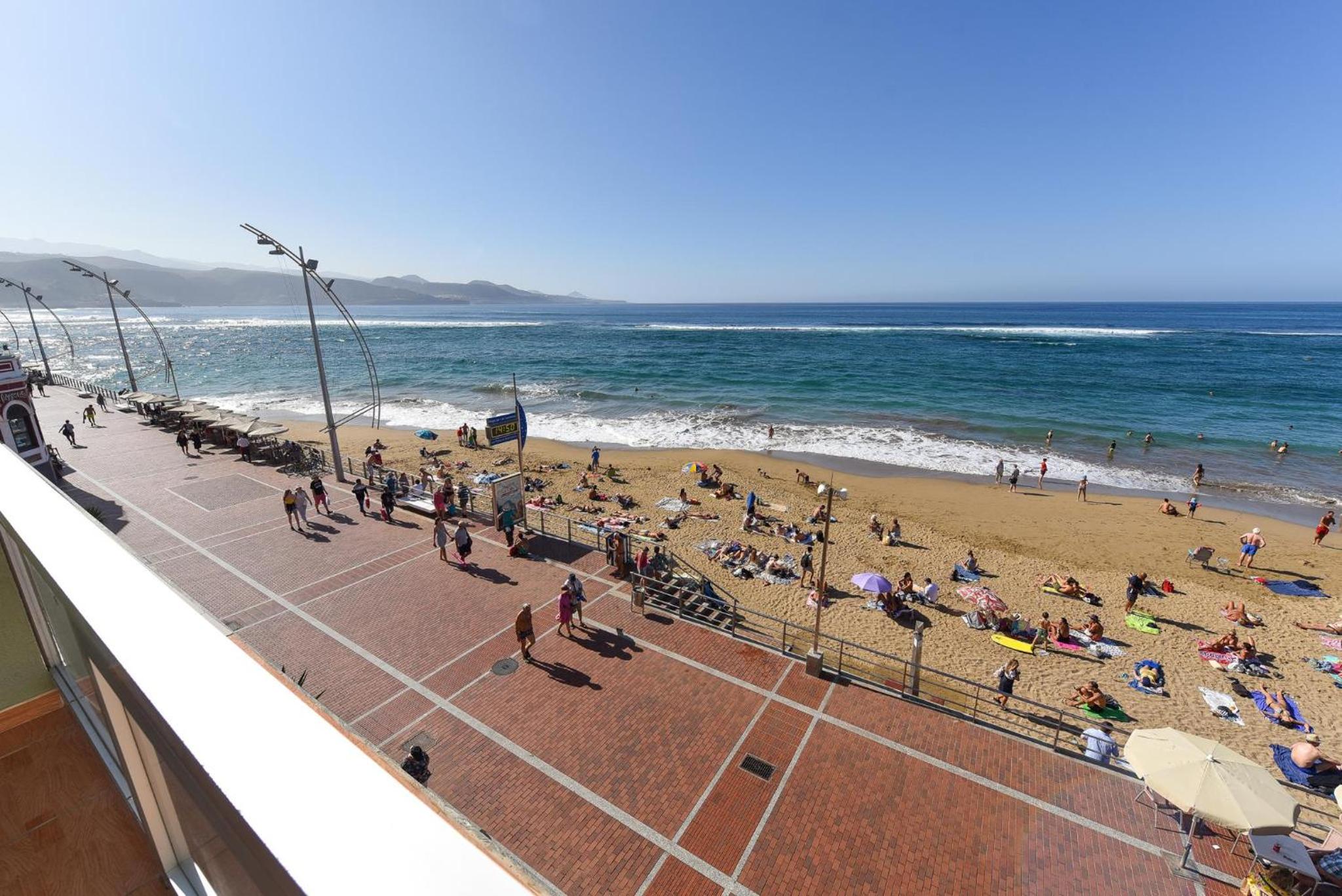 Beachfront Apartment Las Canteras LM52YY by VillaGranCanaria