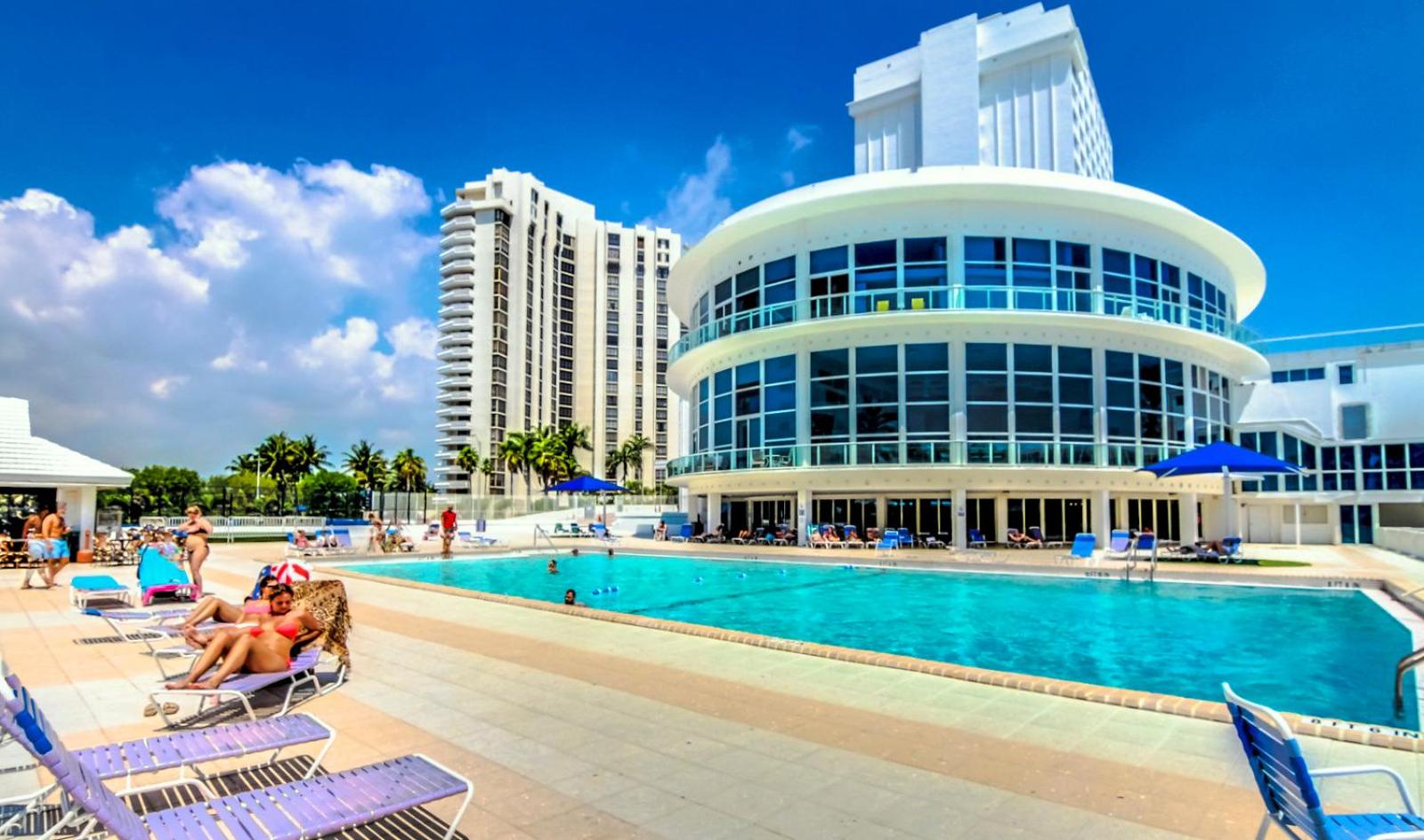 Castle B17 Contemporary Condo with Pool, Beach Access and Free Parking