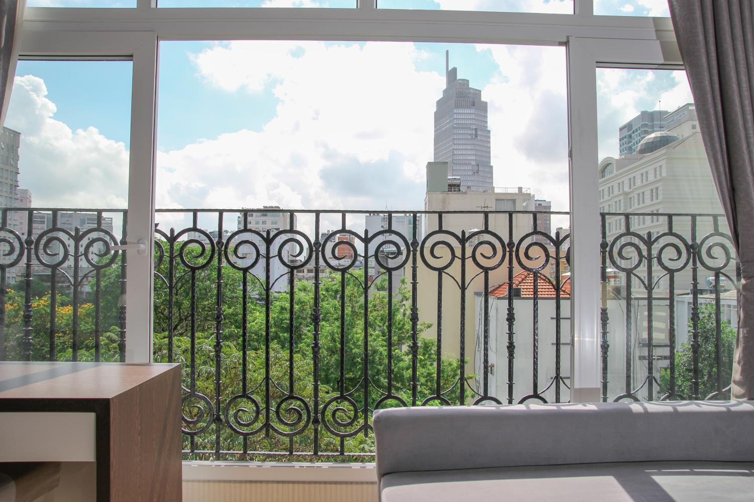 Sunny Serviced Apartment