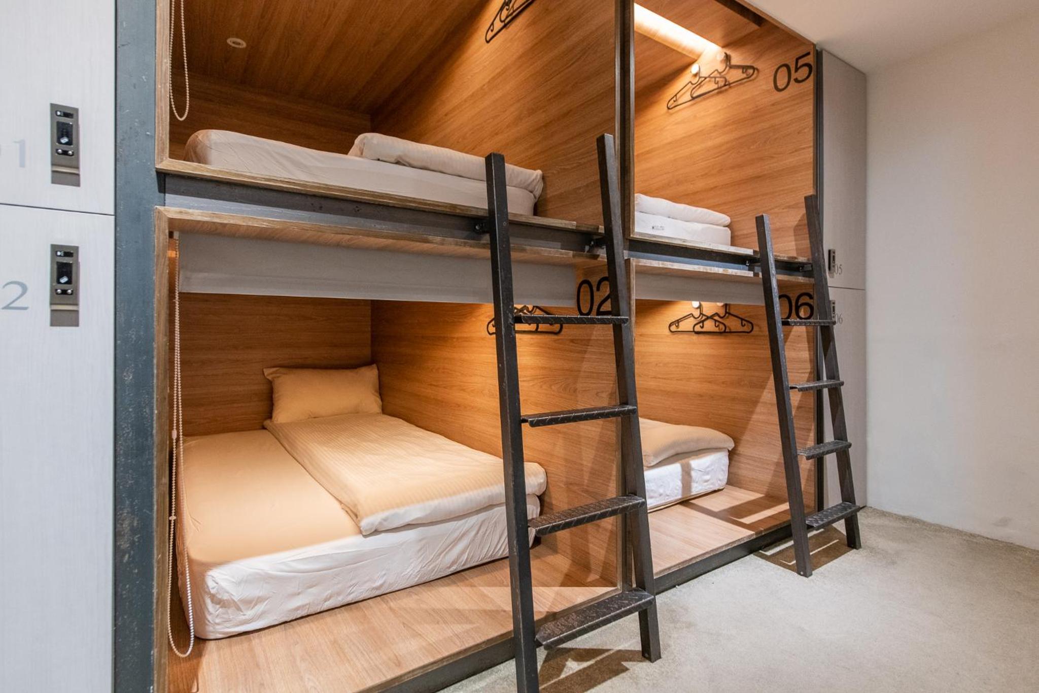 Bouti City Capsule Inn