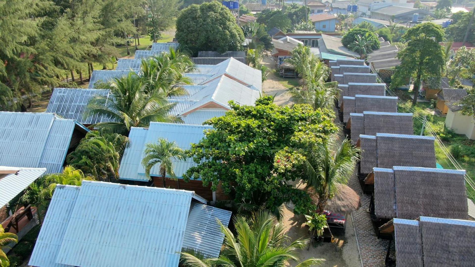 Hotel Lanta New Coconut Bungalow - Image 1