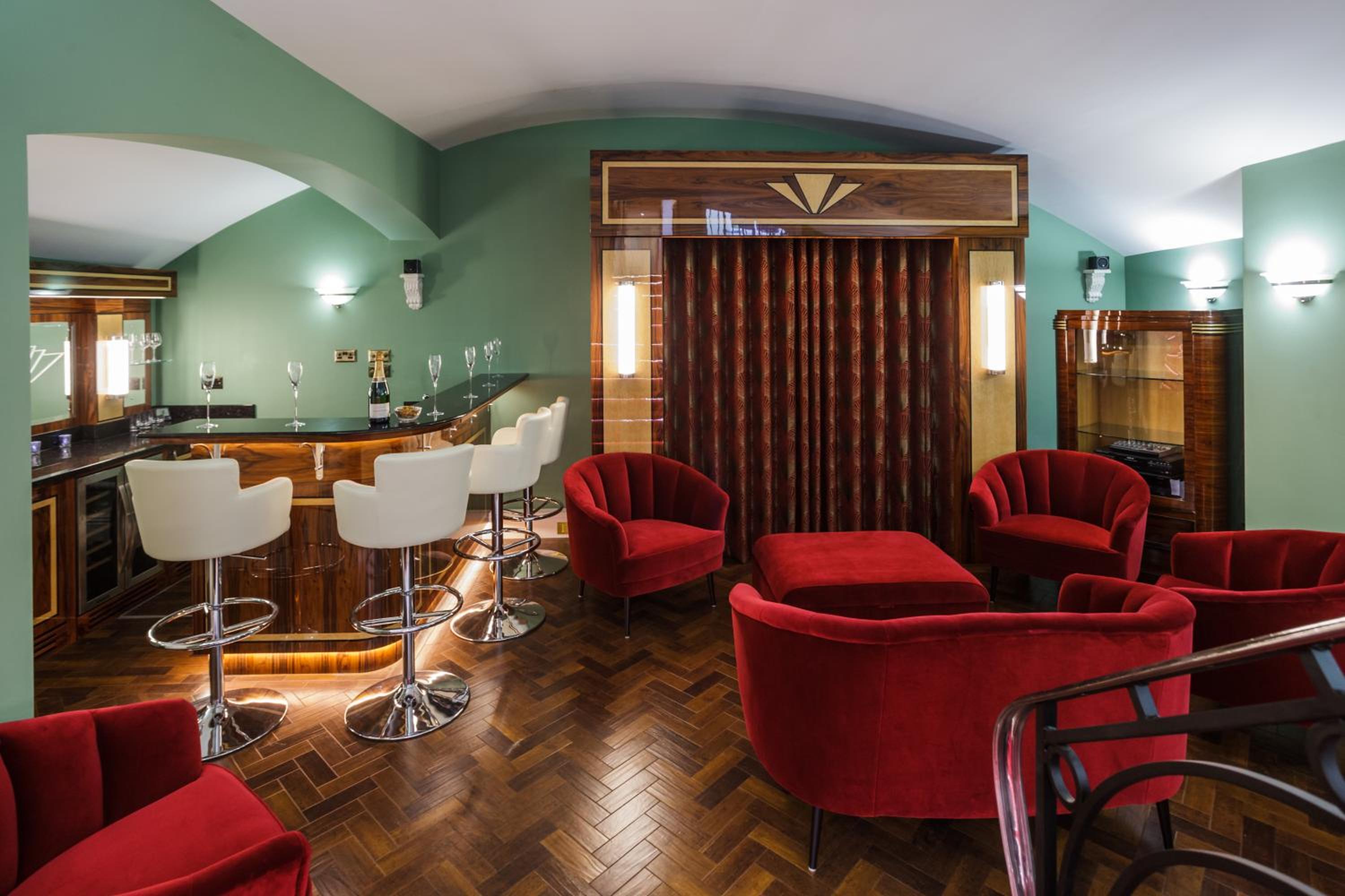 Sea-facing Art Deco Apartment view 2