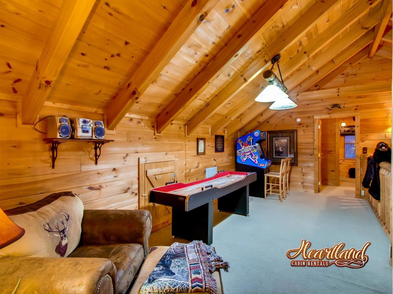 Bear Hug Cabin Gatlinburg Convenient to Everything! view 5