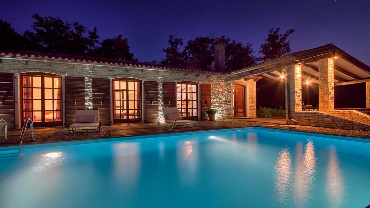 Unique villa Angelina with pool and tennis court near Rovinj, surrounded by greenery, high level of privacy — photo 4