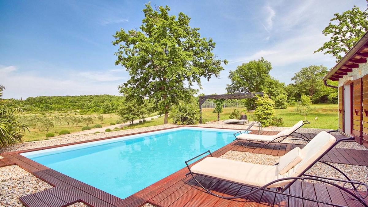Unique villa Angelina with pool and tennis court near Rovinj, surrounded by greenery, high level of privacy — photo 2