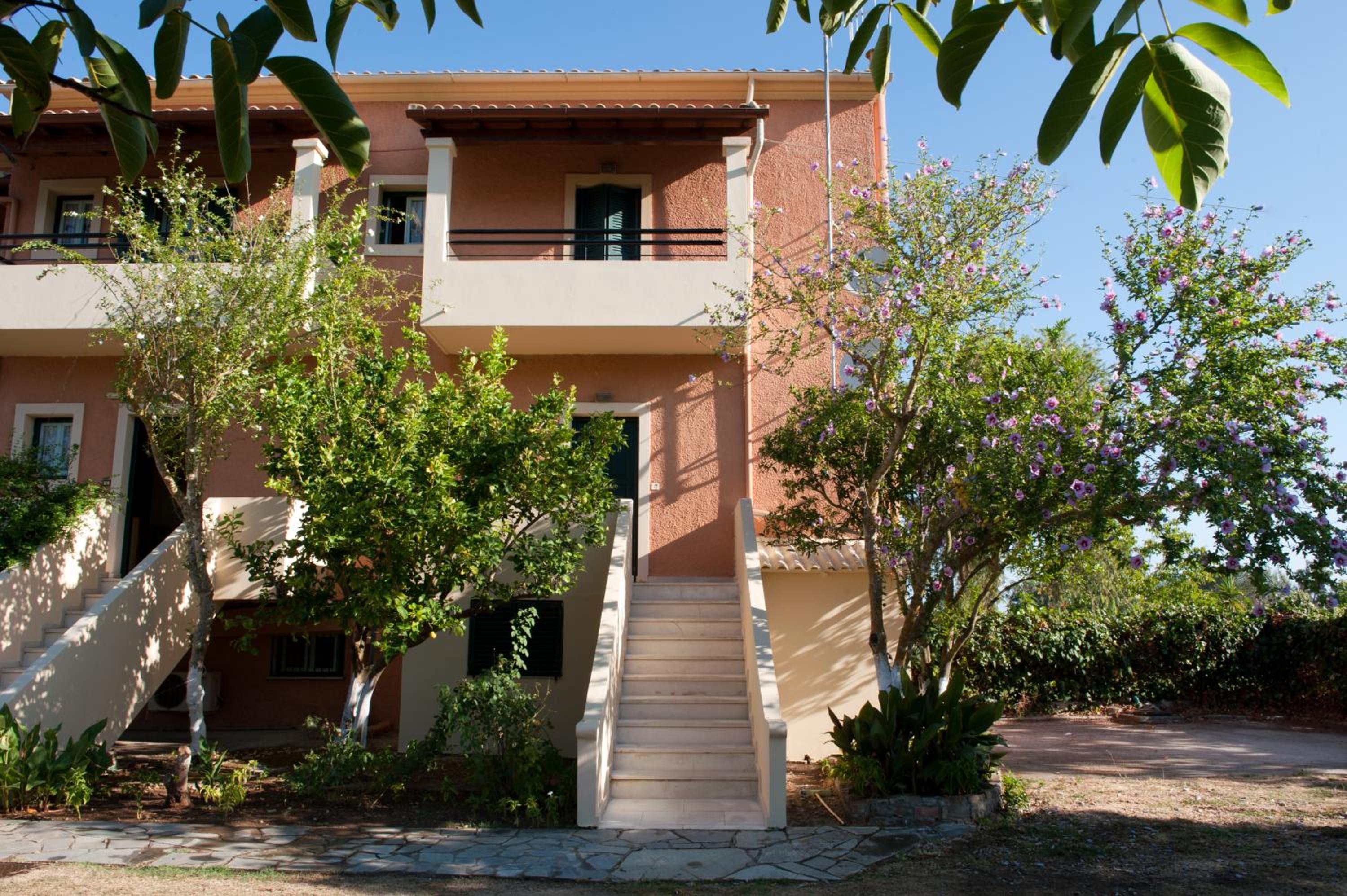 Helena Apartments & Villas