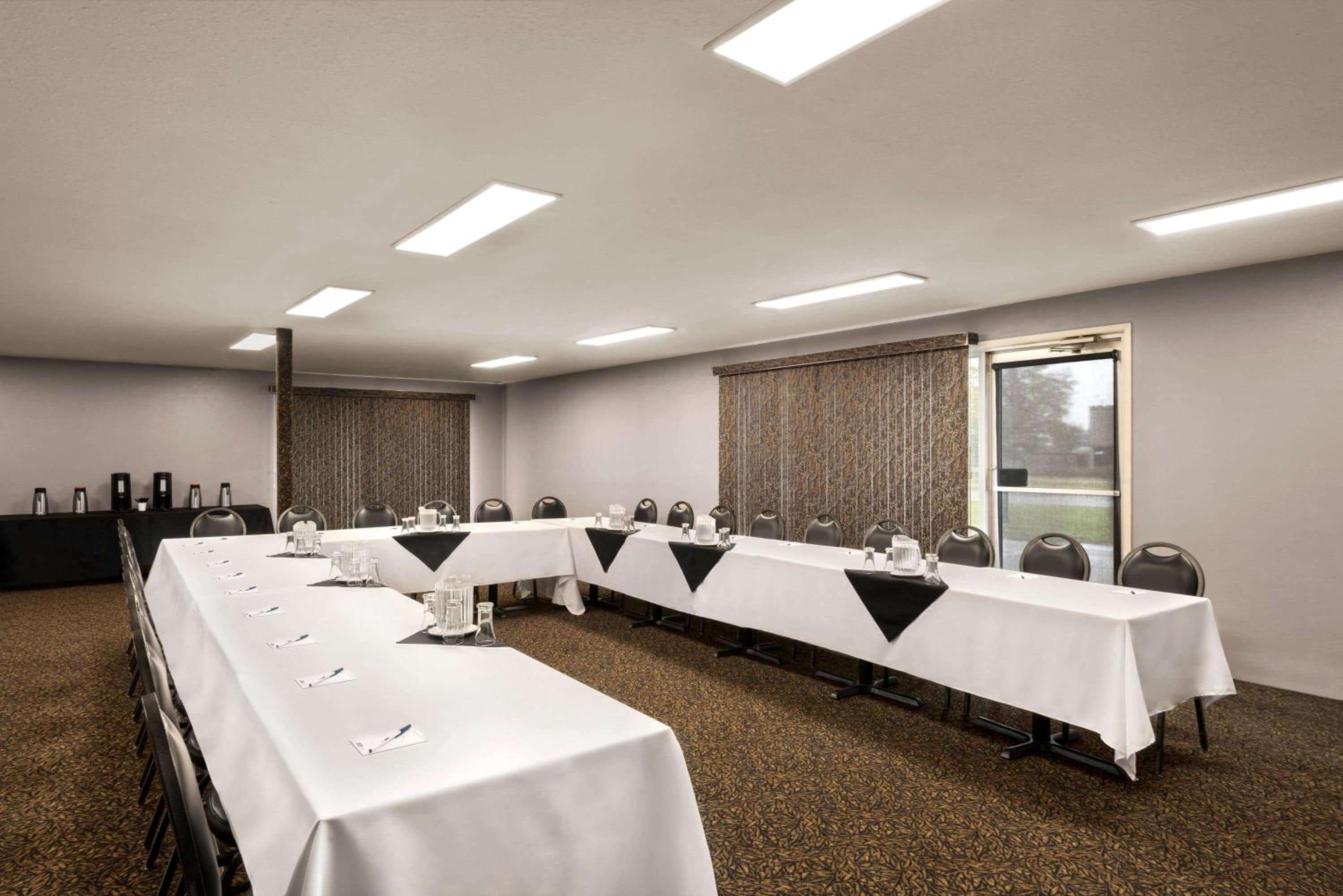 Brandon Vacations - Travelodge by Wyndham Brandon - Property Image 2