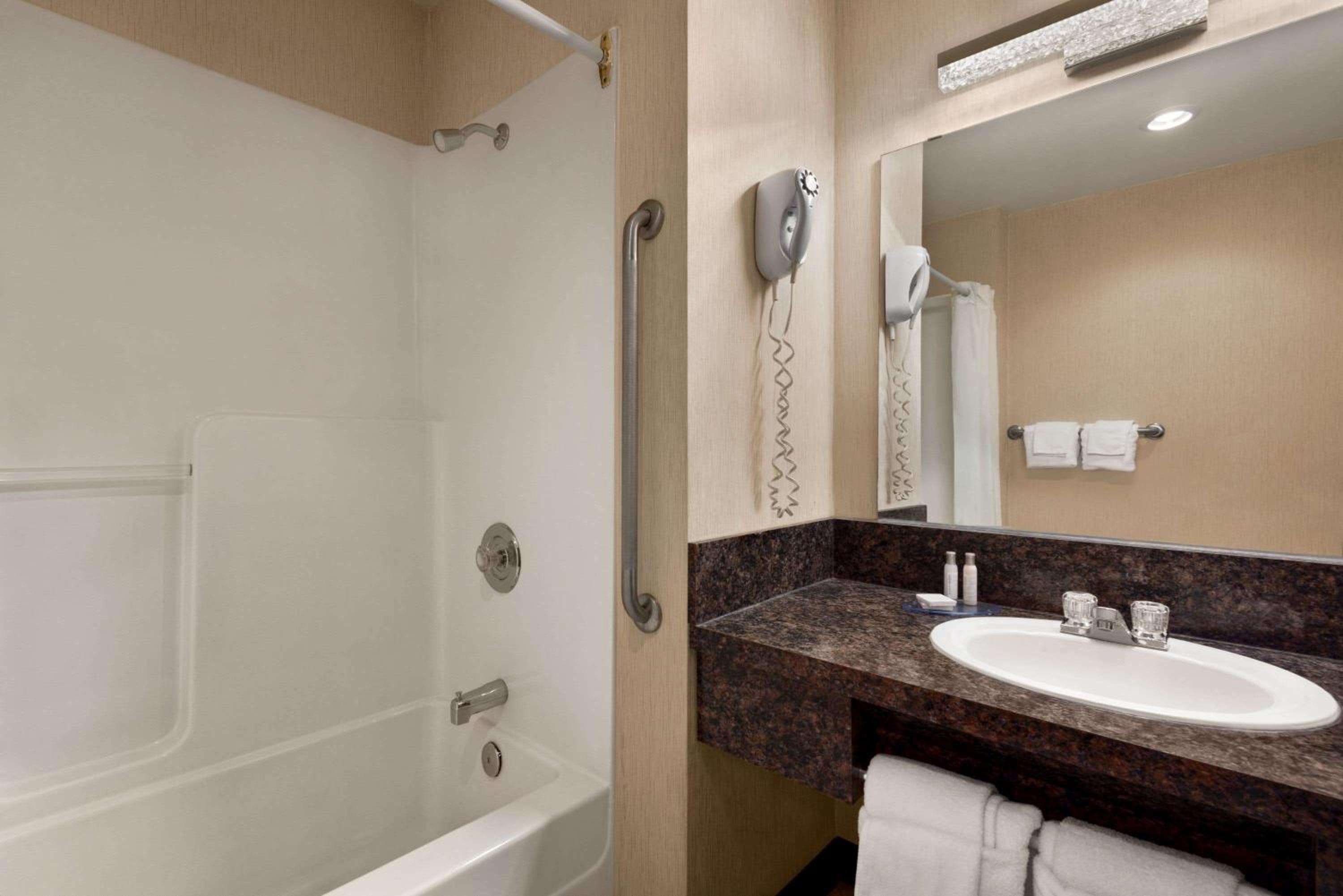 Brandon Vacations - Travelodge by Wyndham Brandon - Property Image 5
