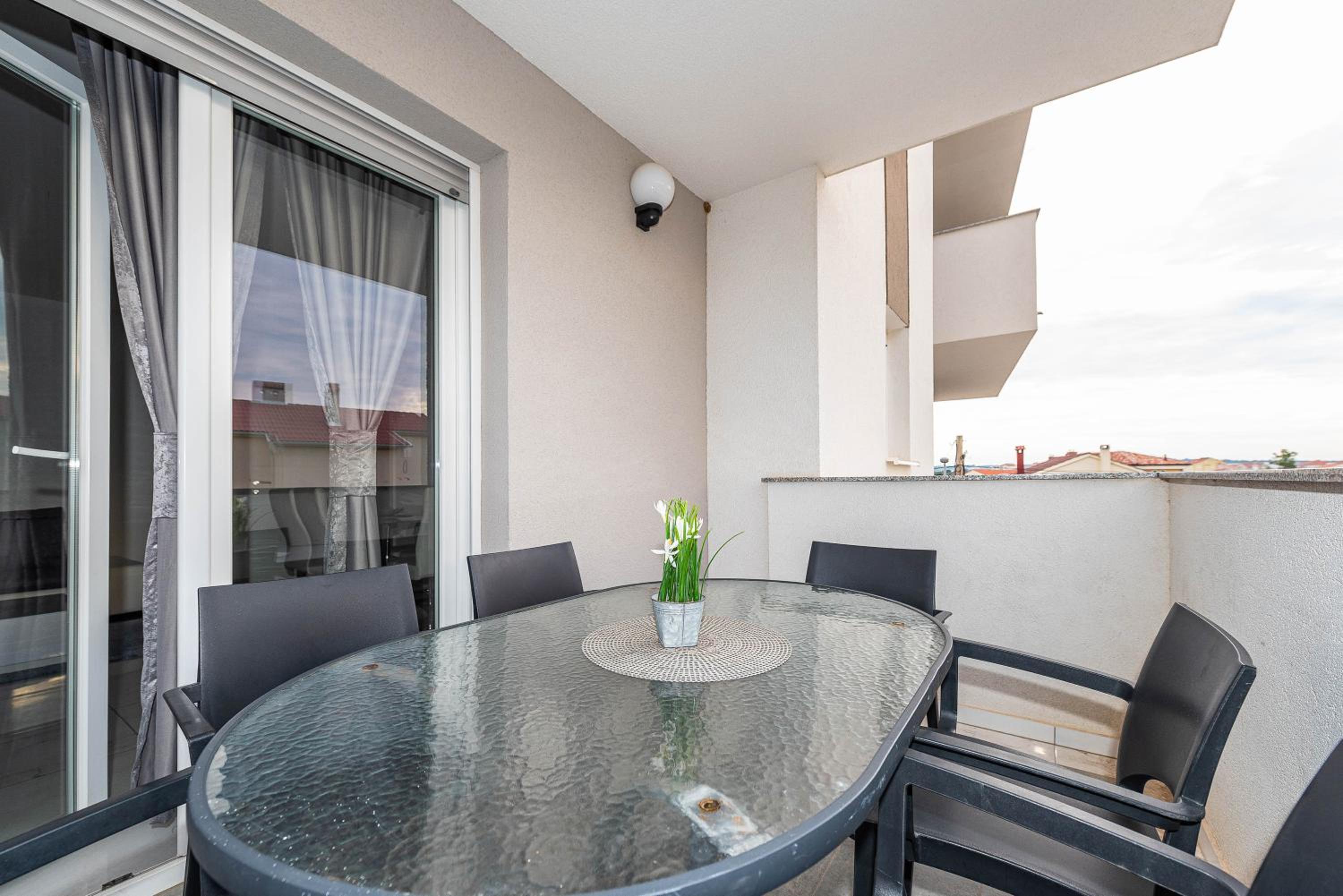 Star 4. modern & centrally located ap. for 6