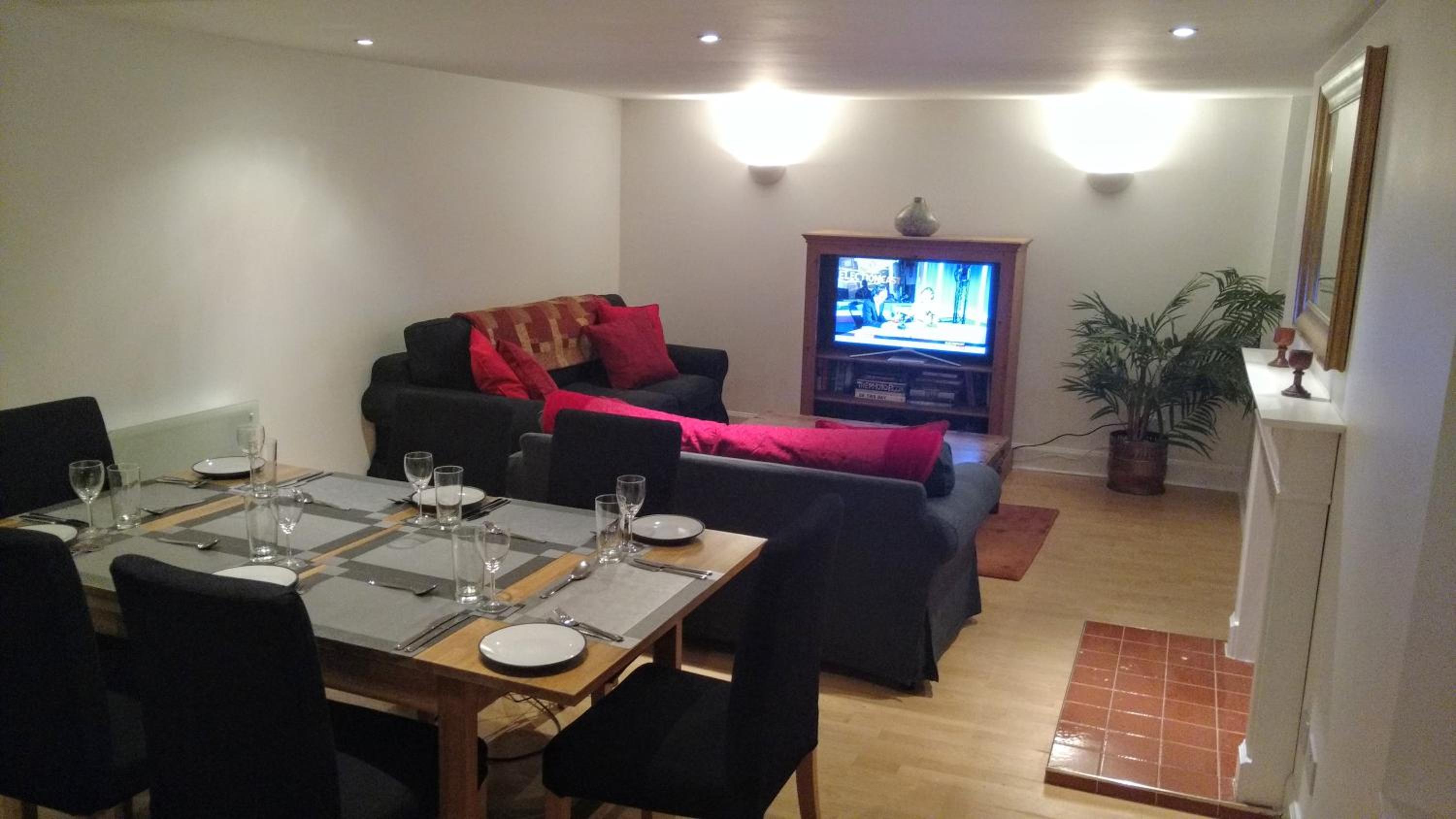 Heart of Edinburgh's Historic Old Town - Blair Street - Sleeps 6 view 3