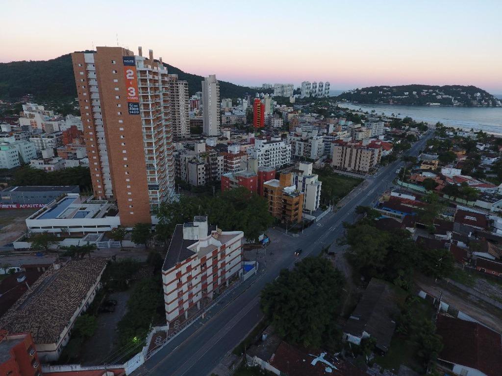Hotel Apartamento Guaruja Enseada Mobiliado Varanda gourmet e lazer completo - Image 1