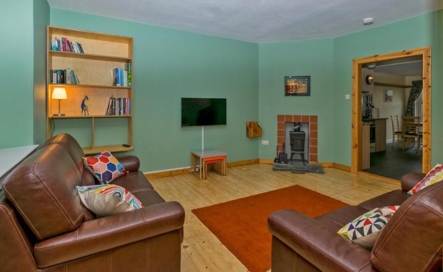 Cosy Cottage Close to East Beach, Shops, Restaurants and RAF base view 5