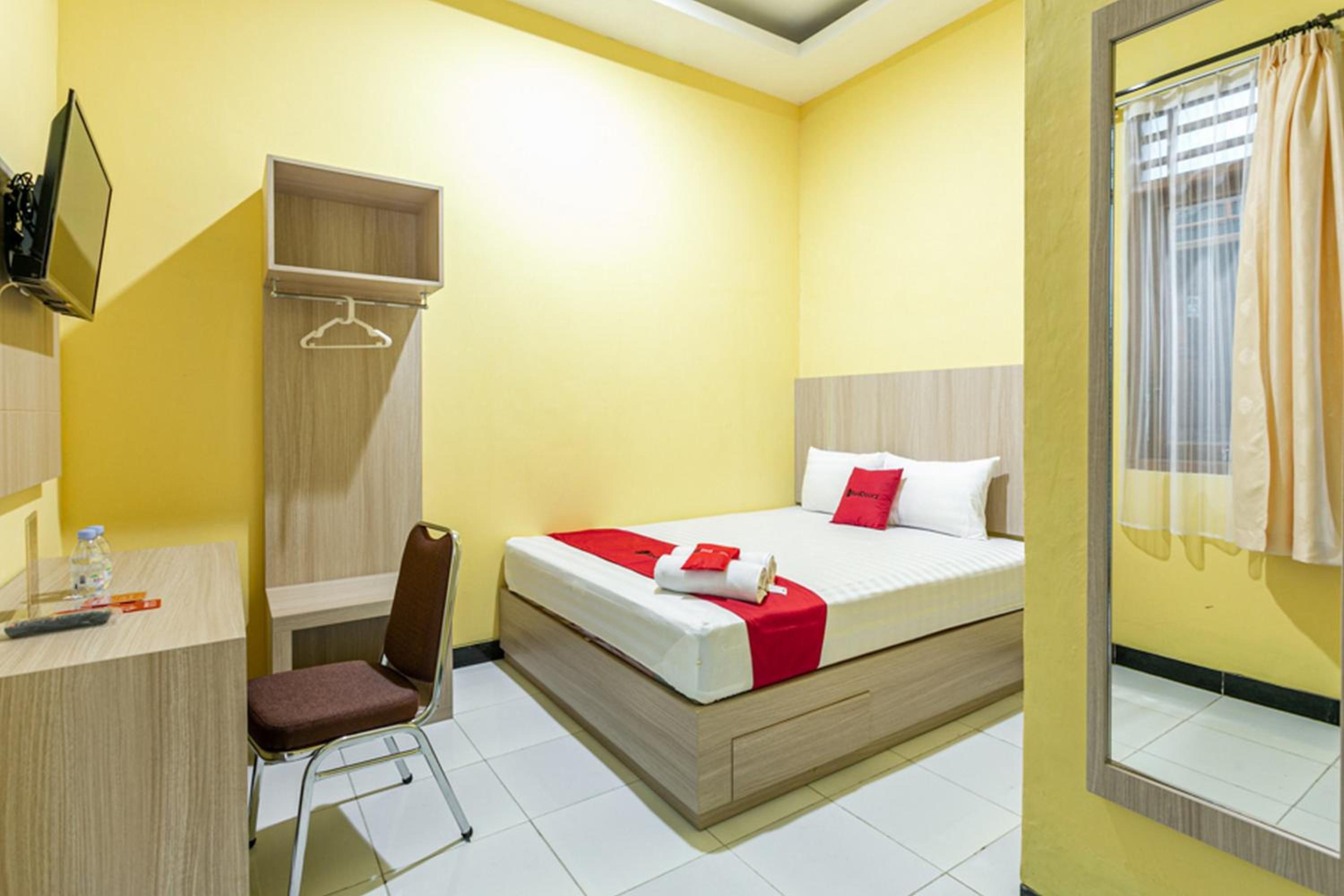RedDoorz near Puro Mangkunegaran view 4