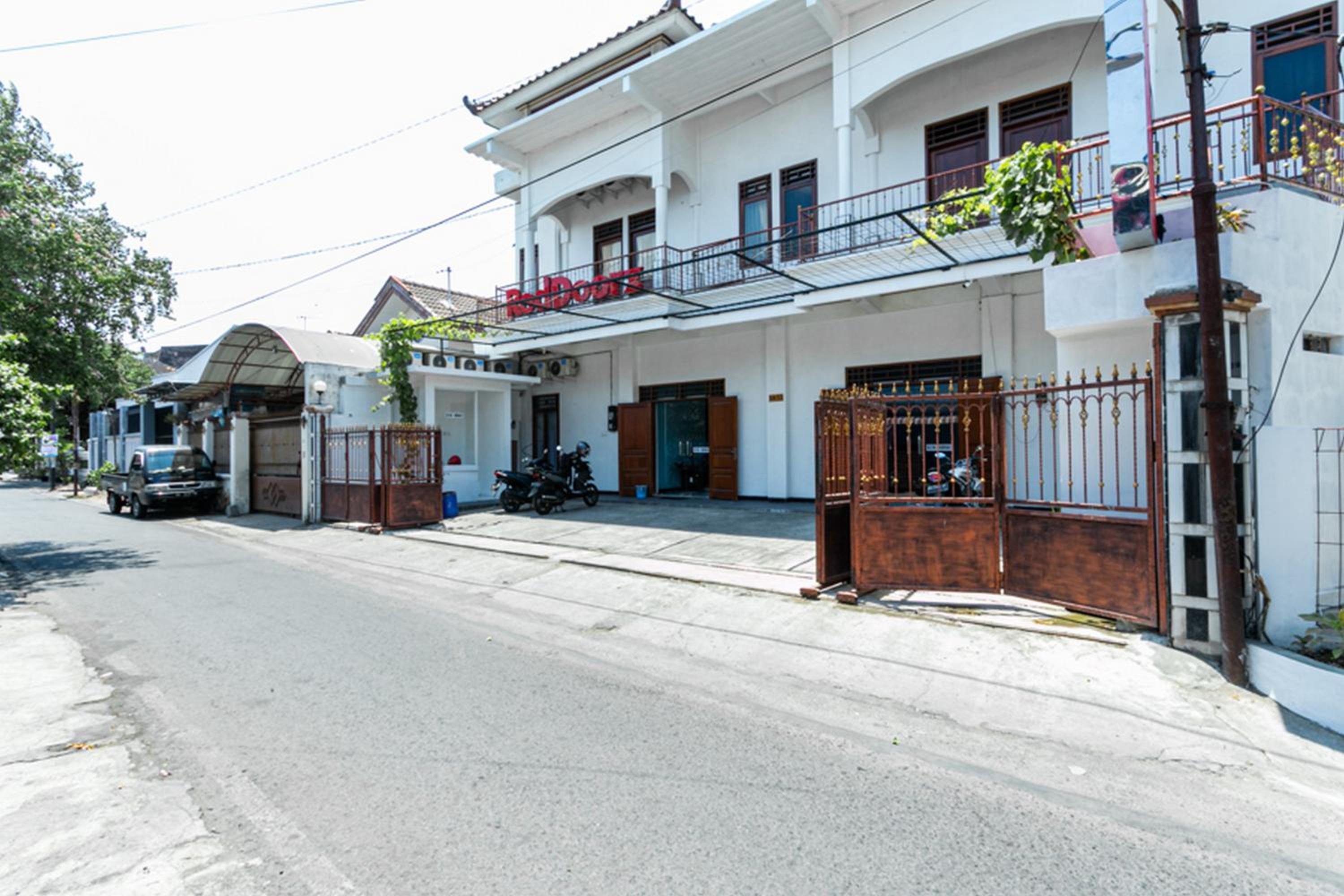 RedDoorz near Puro Mangkunegaran view 5