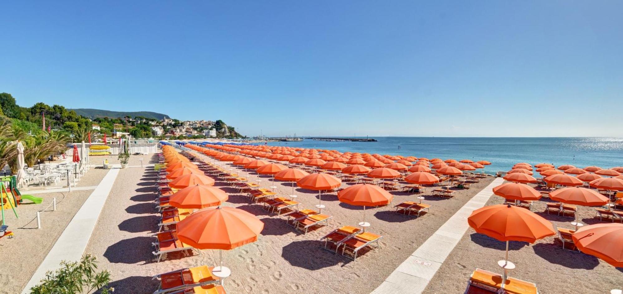 Green Garden Village con piscina, spiaggia riservata e parcheggio