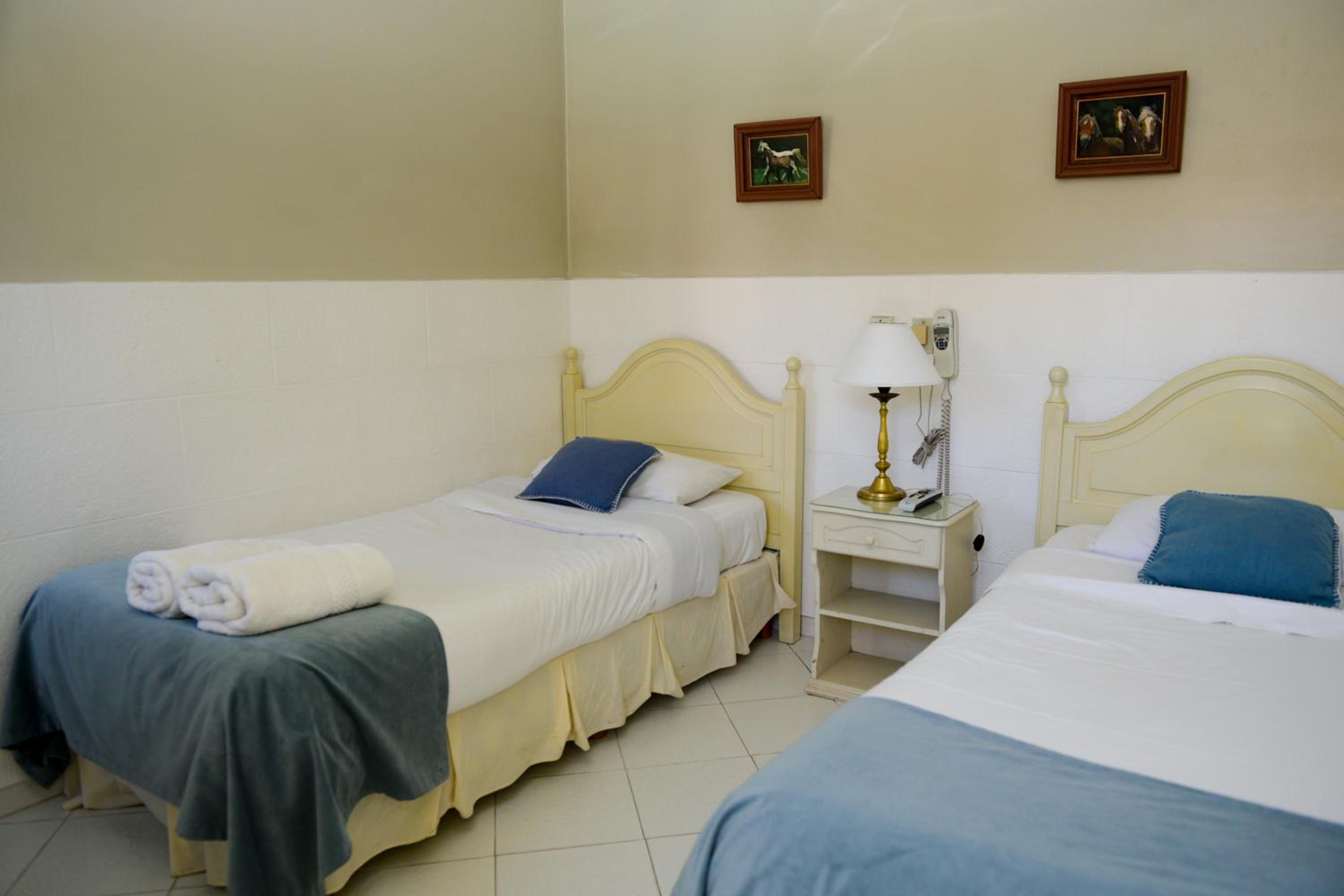 Bernie's Bed & Breakfast , A 3 KILOMETROS DEL AEROP EZEIZA, VAN ,IN-OUT, FREE EZEIZA AIRPORT